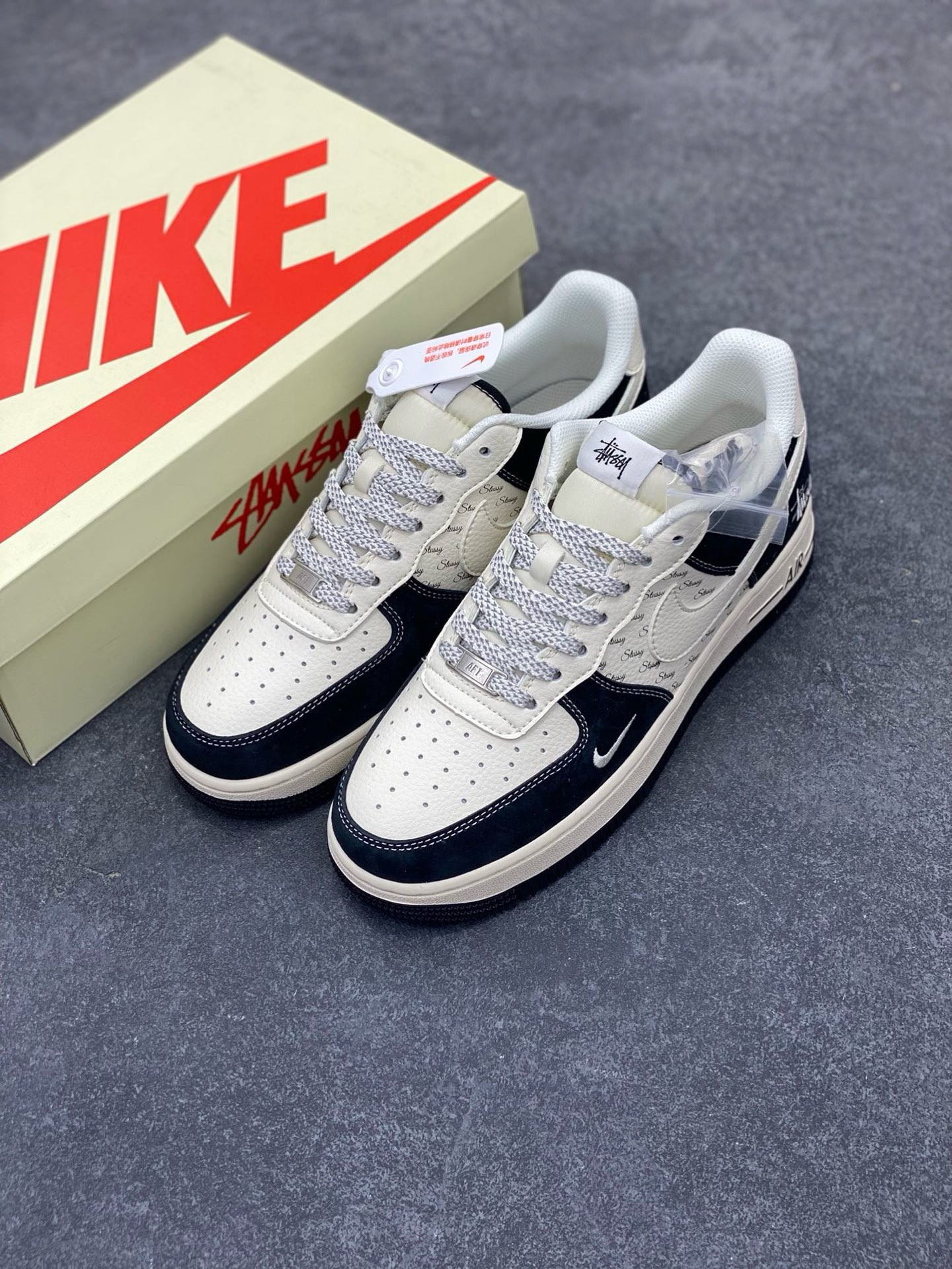 图片[8]-NIke Air Force 1 \’07 Low “斯图西联名–黑白英文”空军一号 低帮 运动鞋 休闲鞋 折边针车 工艺难度大 原楦头原纸板 原装鞋盒 定制五金配件 内置全掌气垫 原厂鞋底 货号：XZ6188-671 尺码：36 36.5 37.5 38 38.5 39 40 40.5 41 42 42.5 43 44 44.5 45-选品中心