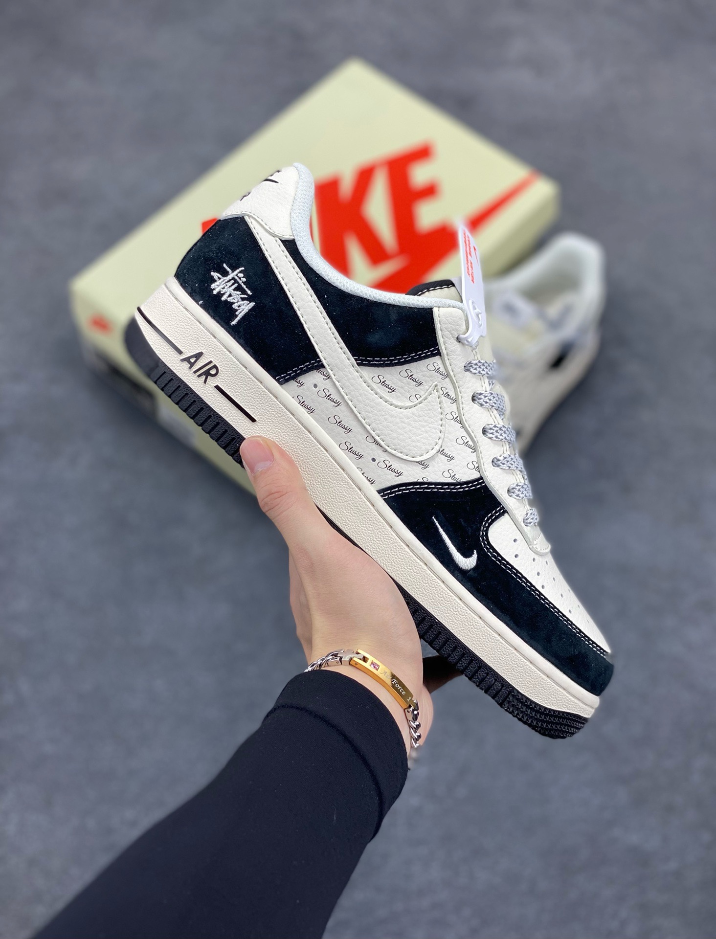 NIke Air Force 1 \’07 Low “斯图西联名–黑白英文”空军一号 低帮 运动鞋 休闲鞋 折边针车 工艺难度大 原楦头原纸板 原装鞋盒 定制五金配件 内置全掌气垫 原厂鞋底 货号：XZ6188-671 尺码：36 36.5 37.5 38 38.5 39 40 40.5 41 42 42.5 43 44 44.5 45-选品中心