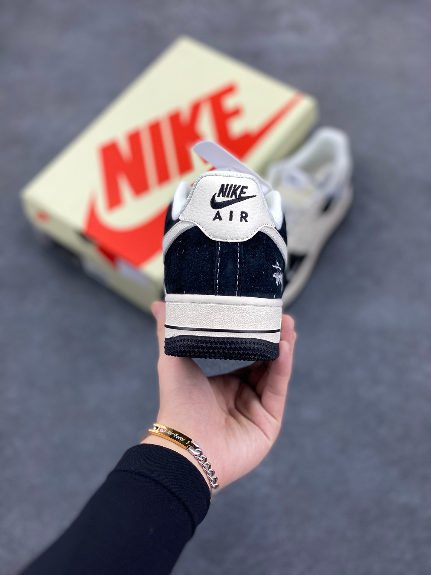 图片[4]-NIke Air Force 1 \’07 Low “斯图西联名–黑白英文”空军一号 低帮 运动鞋 休闲鞋 折边针车 工艺难度大 原楦头原纸板 原装鞋盒 定制五金配件 内置全掌气垫 原厂鞋底 货号：XZ6188-671 尺码：36 36.5 37.5 38 38.5 39 40 40.5 41 42 42.5 43 44 44.5 45-选品中心