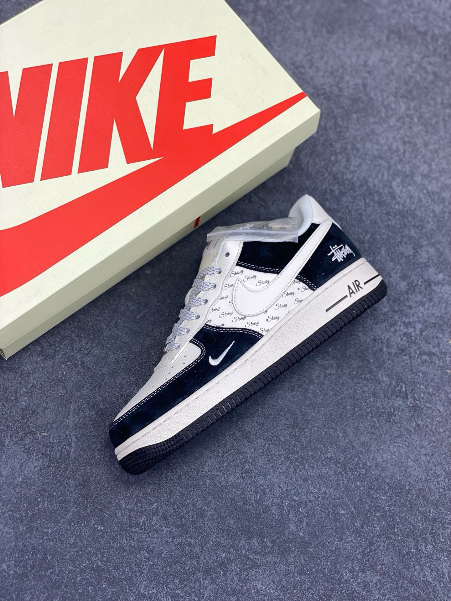 图片[7]-NIke Air Force 1 \’07 Low “斯图西联名–黑白英文”空军一号 低帮 运动鞋 休闲鞋 折边针车 工艺难度大 原楦头原纸板 原装鞋盒 定制五金配件 内置全掌气垫 原厂鞋底 货号：XZ6188-671 尺码：36 36.5 37.5 38 38.5 39 40 40.5 41 42 42.5 43 44 44.5 45-选品中心