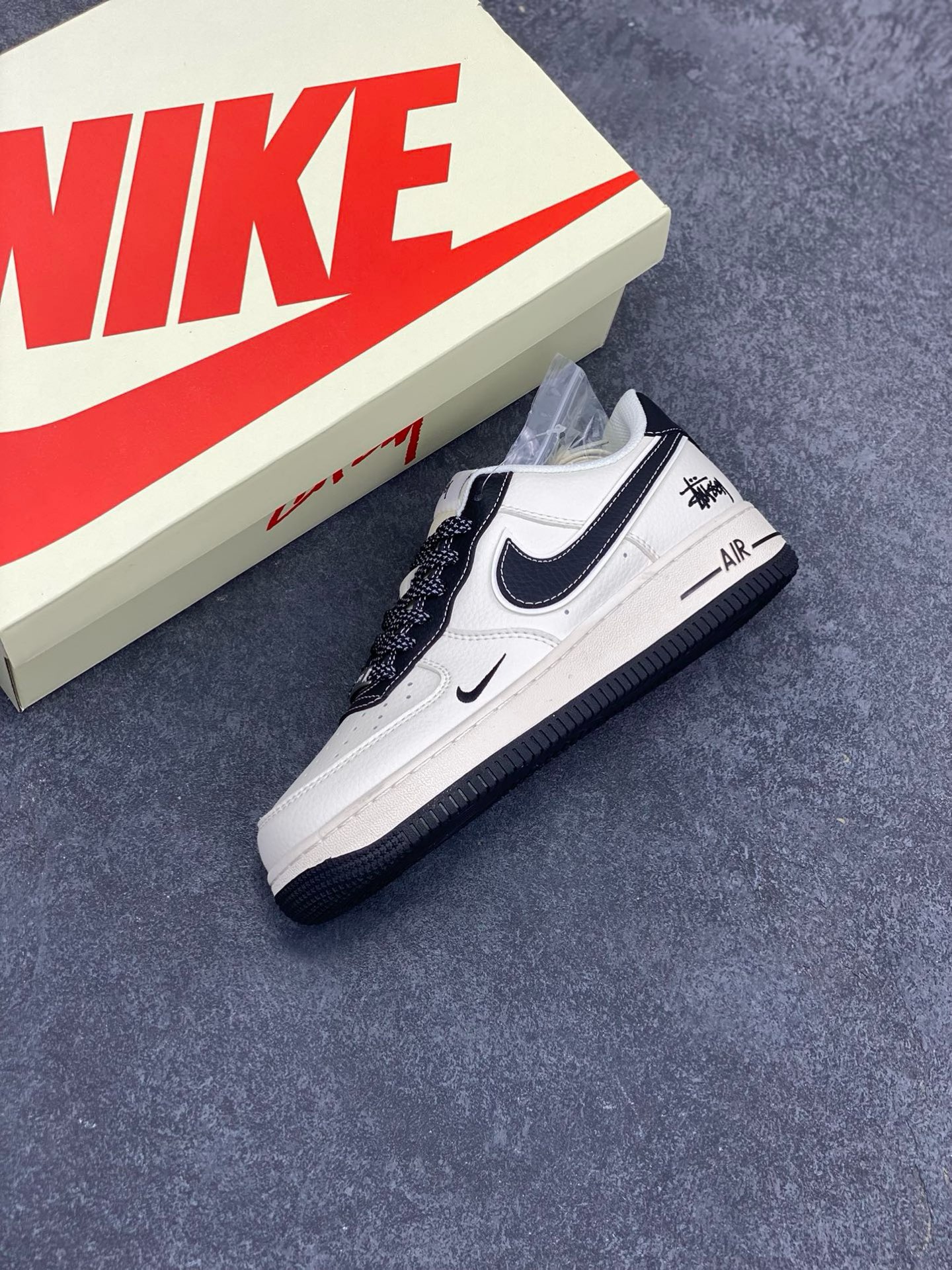 图片[7]-NIke Air Force 1 \’07 Low “斯图西联名–米黑云母”空军一号 低帮 运动鞋 休闲鞋 折边针车 工艺难度大 原楦头原纸板 原装鞋盒 定制五金配件 内置全掌气垫 原厂鞋底 货号：XZ6188-228 尺码：36 36.5 37.5 38 38.5 39 40 40.5 41 42 42.5 43 44 44.5 45-选品中心