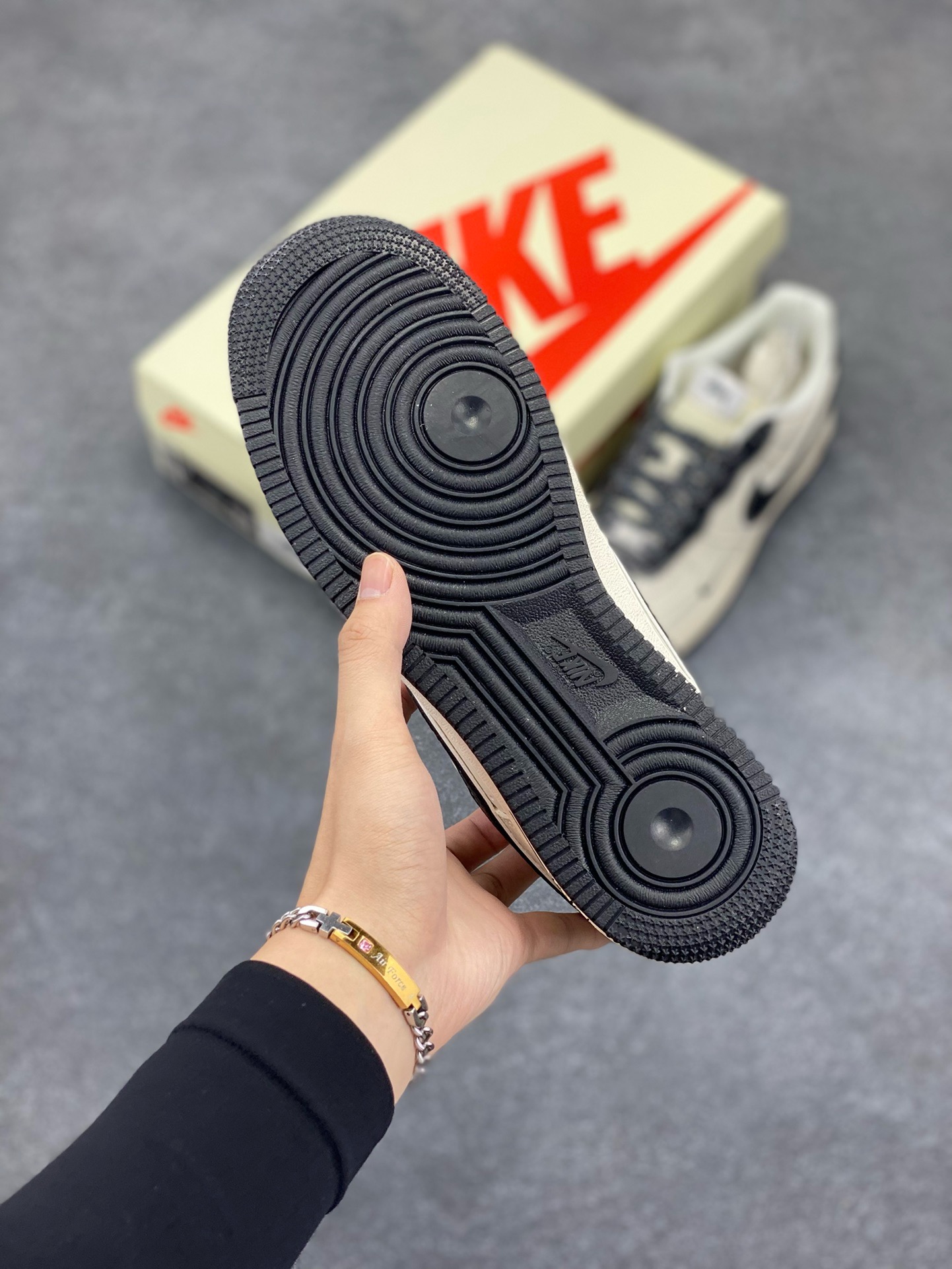 图片[5]-NIke Air Force 1 \’07 Low “斯图西联名–米黑云母”空军一号 低帮 运动鞋 休闲鞋 折边针车 工艺难度大 原楦头原纸板 原装鞋盒 定制五金配件 内置全掌气垫 原厂鞋底 货号：XZ6188-228 尺码：36 36.5 37.5 38 38.5 39 40 40.5 41 42 42.5 43 44 44.5 45-选品中心