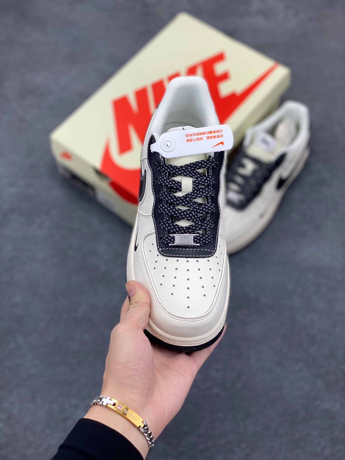 图片[2]-NIke Air Force 1 \’07 Low “斯图西联名–米黑云母”空军一号 低帮 运动鞋 休闲鞋 折边针车 工艺难度大 原楦头原纸板 原装鞋盒 定制五金配件 内置全掌气垫 原厂鞋底 货号：XZ6188-228 尺码：36 36.5 37.5 38 38.5 39 40 40.5 41 42 42.5 43 44 44.5 45-选品中心