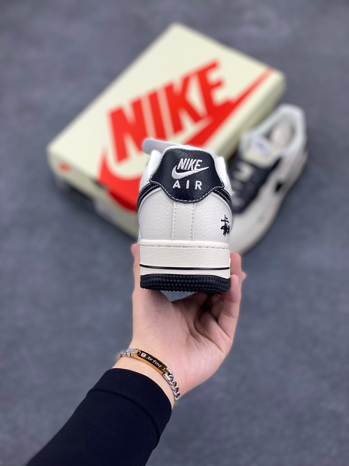 图片[4]-NIke Air Force 1 \’07 Low “斯图西联名–米黑云母”空军一号 低帮 运动鞋 休闲鞋 折边针车 工艺难度大 原楦头原纸板 原装鞋盒 定制五金配件 内置全掌气垫 原厂鞋底 货号：XZ6188-228 尺码：36 36.5 37.5 38 38.5 39 40 40.5 41 42 42.5 43 44 44.5 45-选品中心