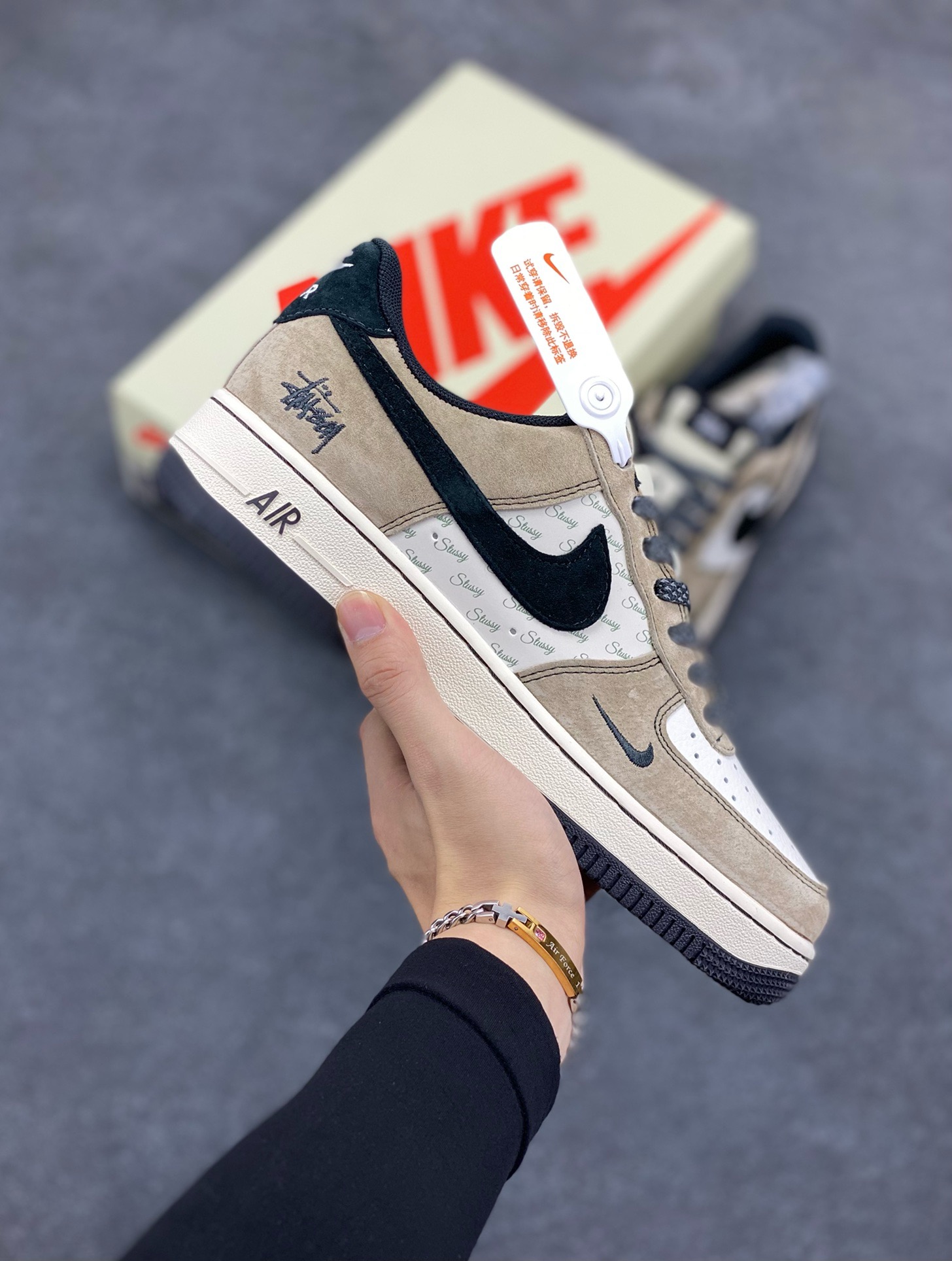 NIke Air Force 1 \’07 Low “斯图西联名–奶茶”空军一号 低帮 运动鞋 休闲鞋 折边针车 工艺难度大 原楦头原纸板 原装鞋盒 定制五金配件 内置全掌气垫 原厂鞋底 货号：XZ6188-999 尺码：36 36.5 37.5 38 38.5 39 40 40.5 41 42 42.5 43 44 44.5 45-选品中心