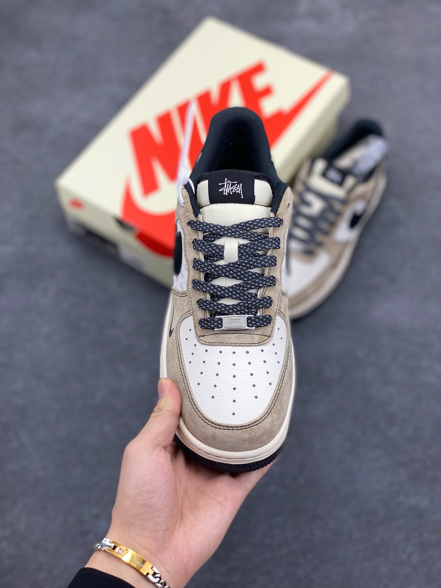 图片[2]-NIke Air Force 1 \’07 Low “斯图西联名–奶茶”空军一号 低帮 运动鞋 休闲鞋 折边针车 工艺难度大 原楦头原纸板 原装鞋盒 定制五金配件 内置全掌气垫 原厂鞋底 货号：XZ6188-999 尺码：36 36.5 37.5 38 38.5 39 40 40.5 41 42 42.5 43 44 44.5 45-选品中心
