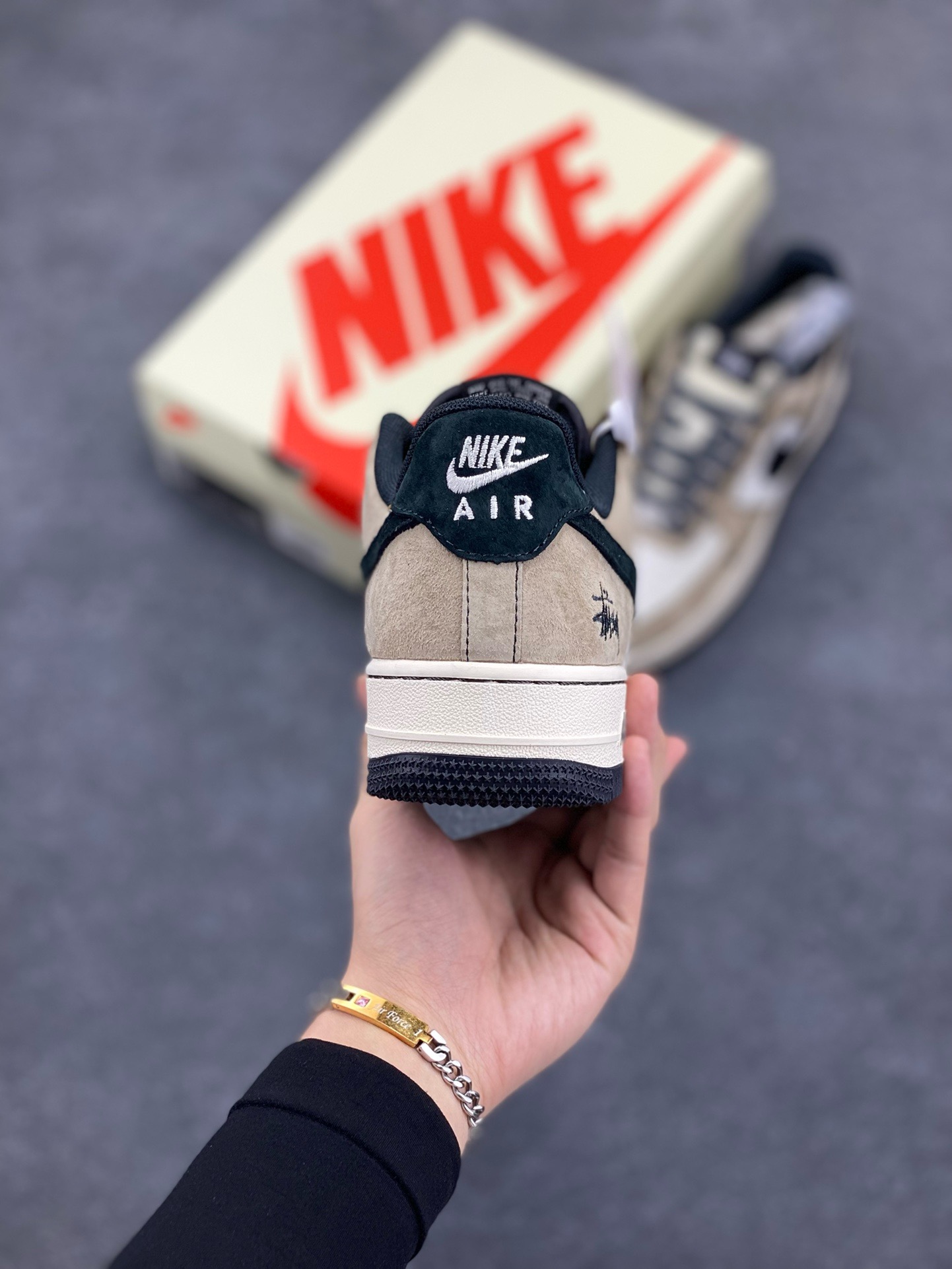图片[4]-NIke Air Force 1 \’07 Low “斯图西联名–奶茶”空军一号 低帮 运动鞋 休闲鞋 折边针车 工艺难度大 原楦头原纸板 原装鞋盒 定制五金配件 内置全掌气垫 原厂鞋底 货号：XZ6188-999 尺码：36 36.5 37.5 38 38.5 39 40 40.5 41 42 42.5 43 44 44.5 45-选品中心