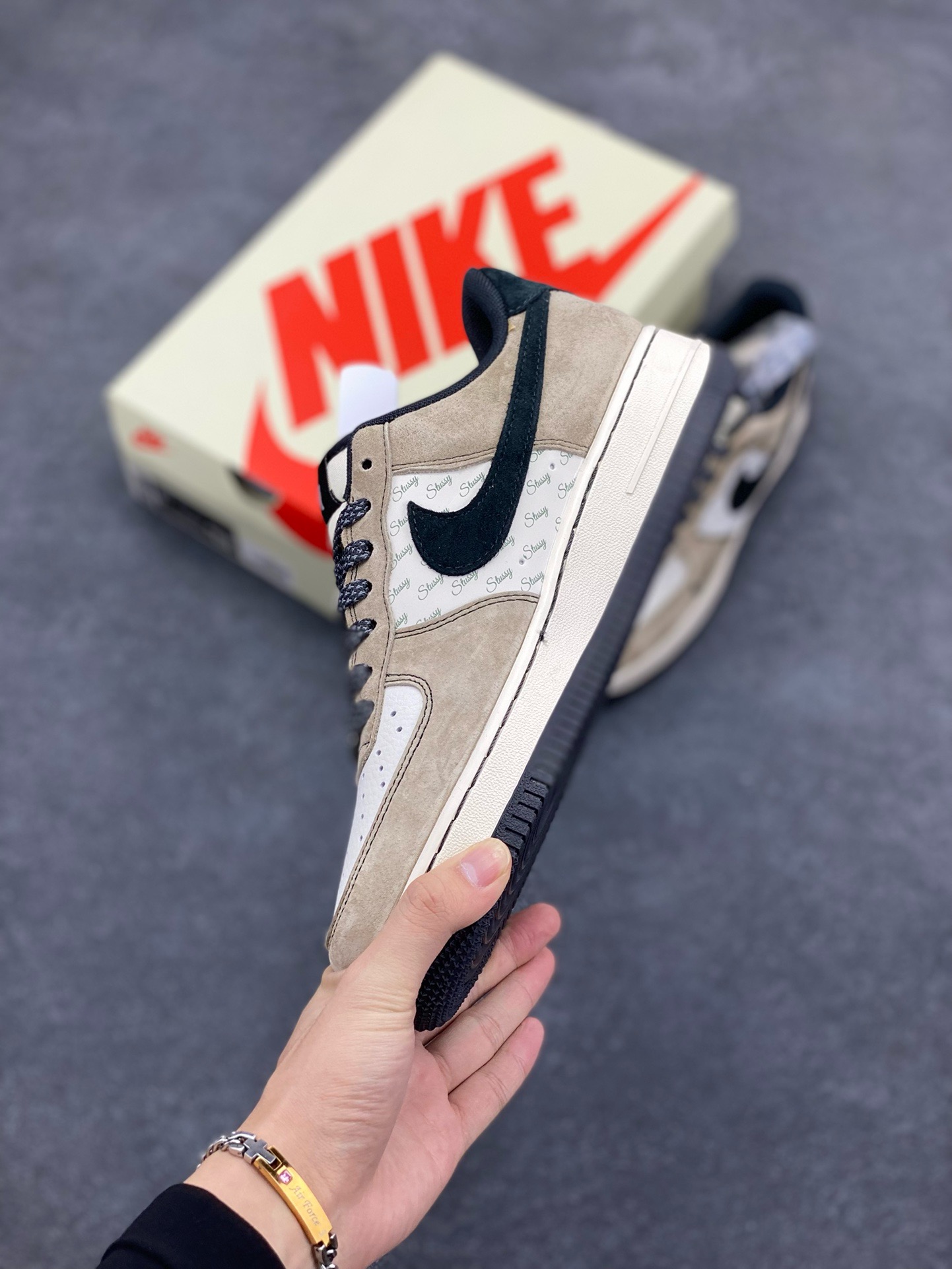 图片[3]-NIke Air Force 1 \’07 Low “斯图西联名–奶茶”空军一号 低帮 运动鞋 休闲鞋 折边针车 工艺难度大 原楦头原纸板 原装鞋盒 定制五金配件 内置全掌气垫 原厂鞋底 货号：XZ6188-999 尺码：36 36.5 37.5 38 38.5 39 40 40.5 41 42 42.5 43 44 44.5 45-选品中心