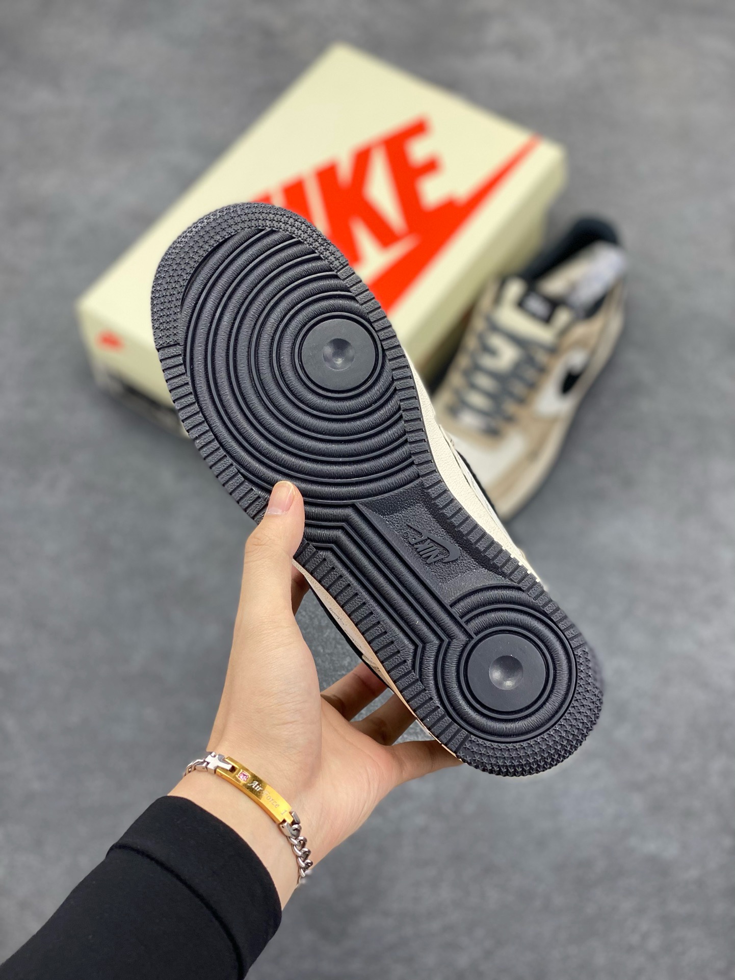 图片[5]-NIke Air Force 1 \’07 Low “斯图西联名–奶茶”空军一号 低帮 运动鞋 休闲鞋 折边针车 工艺难度大 原楦头原纸板 原装鞋盒 定制五金配件 内置全掌气垫 原厂鞋底 货号：XZ6188-999 尺码：36 36.5 37.5 38 38.5 39 40 40.5 41 42 42.5 43 44 44.5 45-选品中心