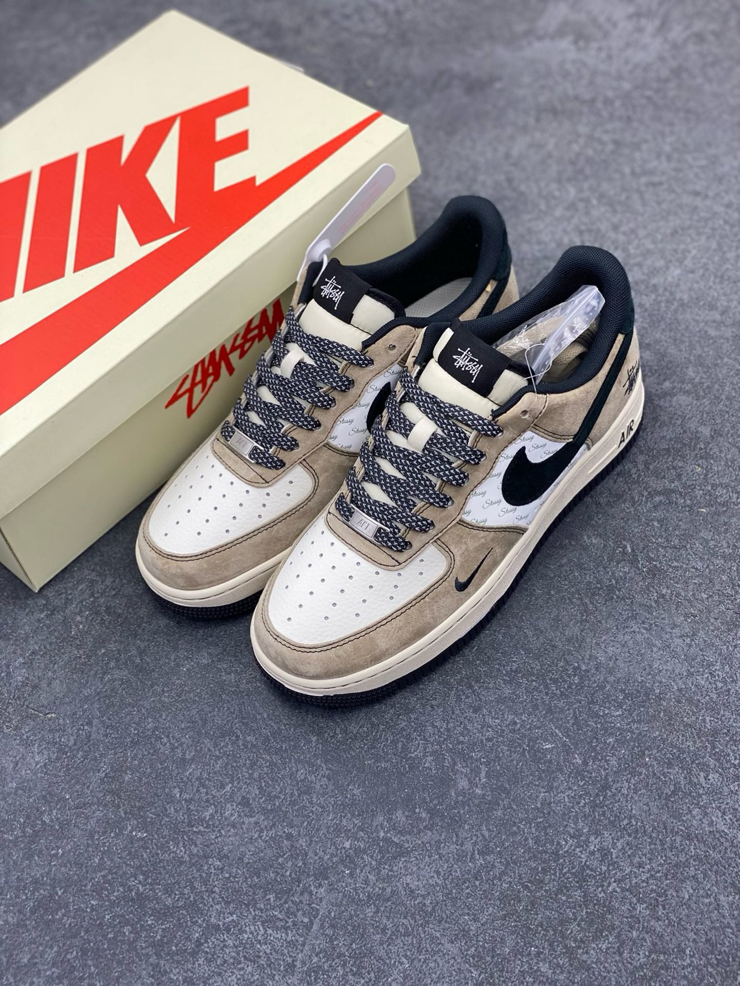 图片[8]-NIke Air Force 1 \’07 Low “斯图西联名–奶茶”空军一号 低帮 运动鞋 休闲鞋 折边针车 工艺难度大 原楦头原纸板 原装鞋盒 定制五金配件 内置全掌气垫 原厂鞋底 货号：XZ6188-999 尺码：36 36.5 37.5 38 38.5 39 40 40.5 41 42 42.5 43 44 44.5 45-选品中心