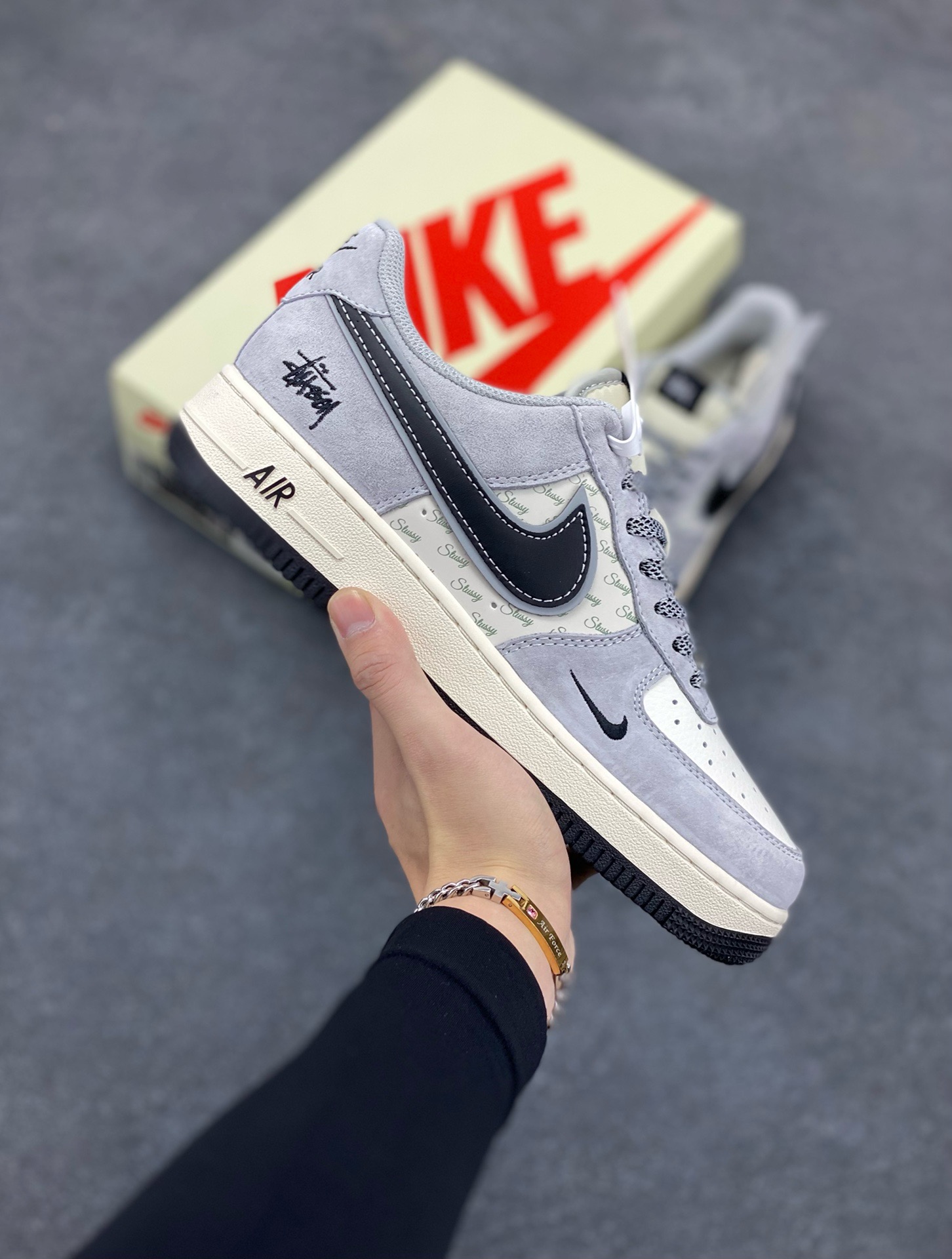 NIke Air Force 1 \'07 Low “斯图西联名--灰猪八黑勾”空军一号 低帮 运动鞋 休闲鞋 折边针车 工艺难度大 原楦头原纸板 原装鞋盒 定制五金配件 内置全掌气垫 原厂鞋底 货号：XZ3318-099 尺码：36 36.5 37.5 38 38.5 39 40 40.5 41 42 42.5 43 44 44.5 45-选品中心