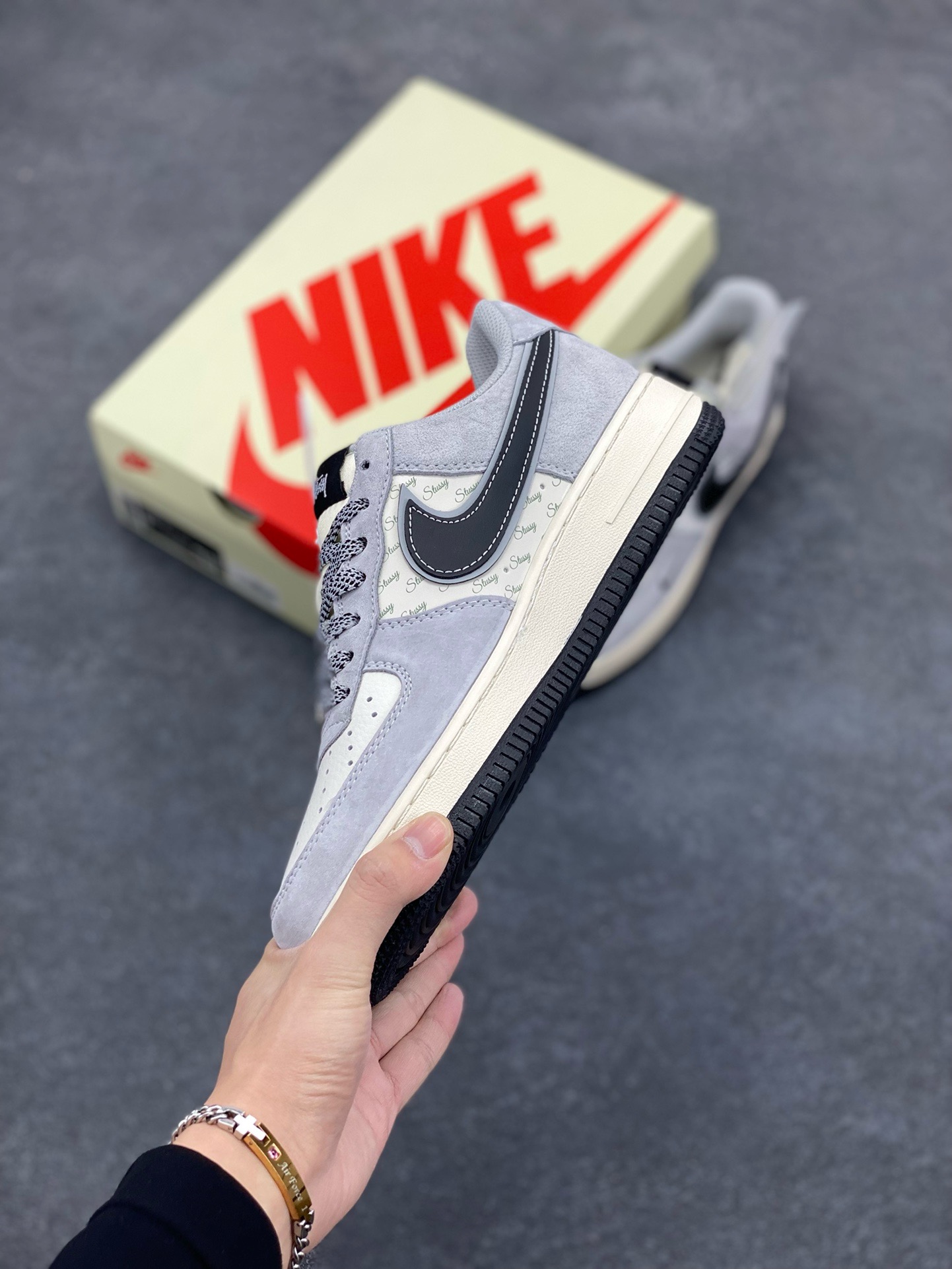 图片[3]-NIke Air Force 1 \’07 Low “斯图西联名–灰猪八黑勾”空军一号 低帮 运动鞋 休闲鞋 折边针车 工艺难度大 原楦头原纸板 原装鞋盒 定制五金配件 内置全掌气垫 原厂鞋底 货号：XZ3318-099 尺码：36 36.5 37.5 38 38.5 39 40 40.5 41 42 42.5 43 44 44.5 45-选品中心