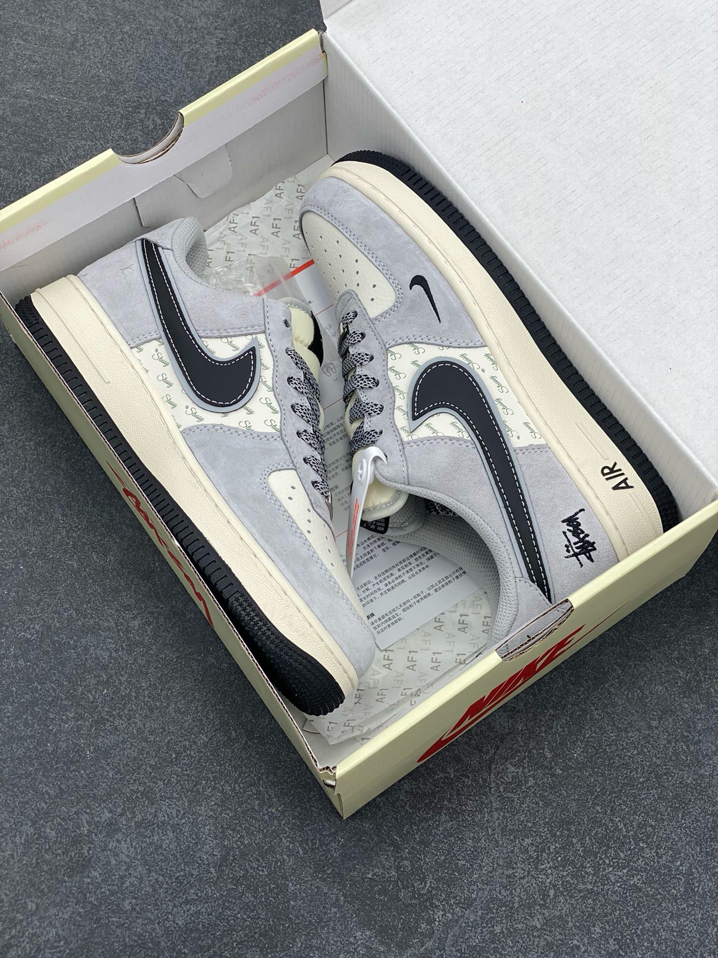 图片[9]-NIke Air Force 1 \’07 Low “斯图西联名–灰猪八黑勾”空军一号 低帮 运动鞋 休闲鞋 折边针车 工艺难度大 原楦头原纸板 原装鞋盒 定制五金配件 内置全掌气垫 原厂鞋底 货号：XZ3318-099 尺码：36 36.5 37.5 38 38.5 39 40 40.5 41 42 42.5 43 44 44.5 45-选品中心