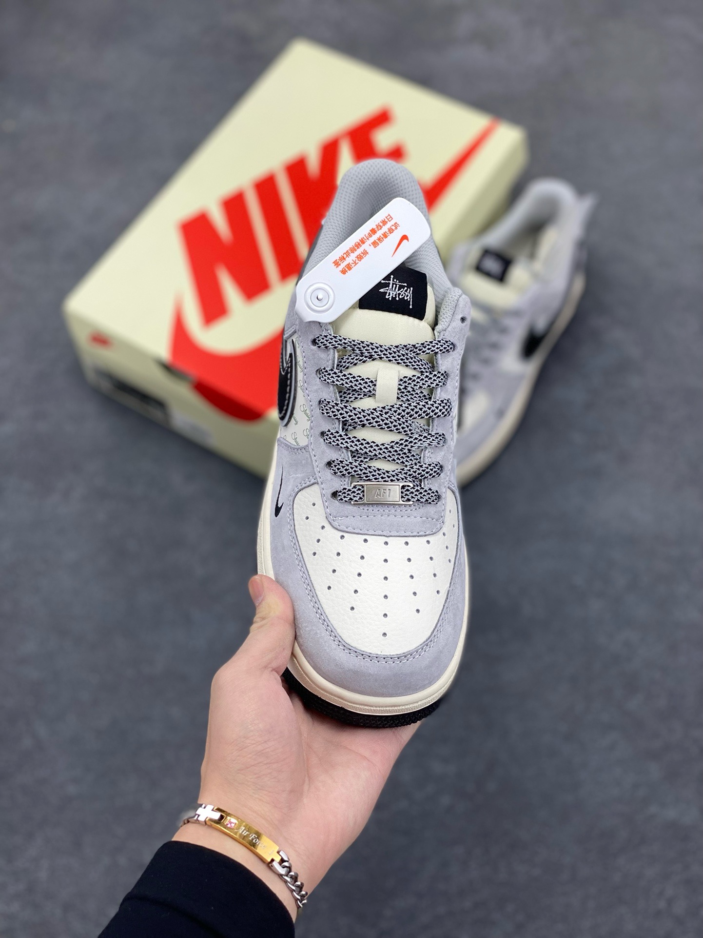 图片[2]-NIke Air Force 1 \’07 Low “斯图西联名–灰猪八黑勾”空军一号 低帮 运动鞋 休闲鞋 折边针车 工艺难度大 原楦头原纸板 原装鞋盒 定制五金配件 内置全掌气垫 原厂鞋底 货号：XZ3318-099 尺码：36 36.5 37.5 38 38.5 39 40 40.5 41 42 42.5 43 44 44.5 45-选品中心