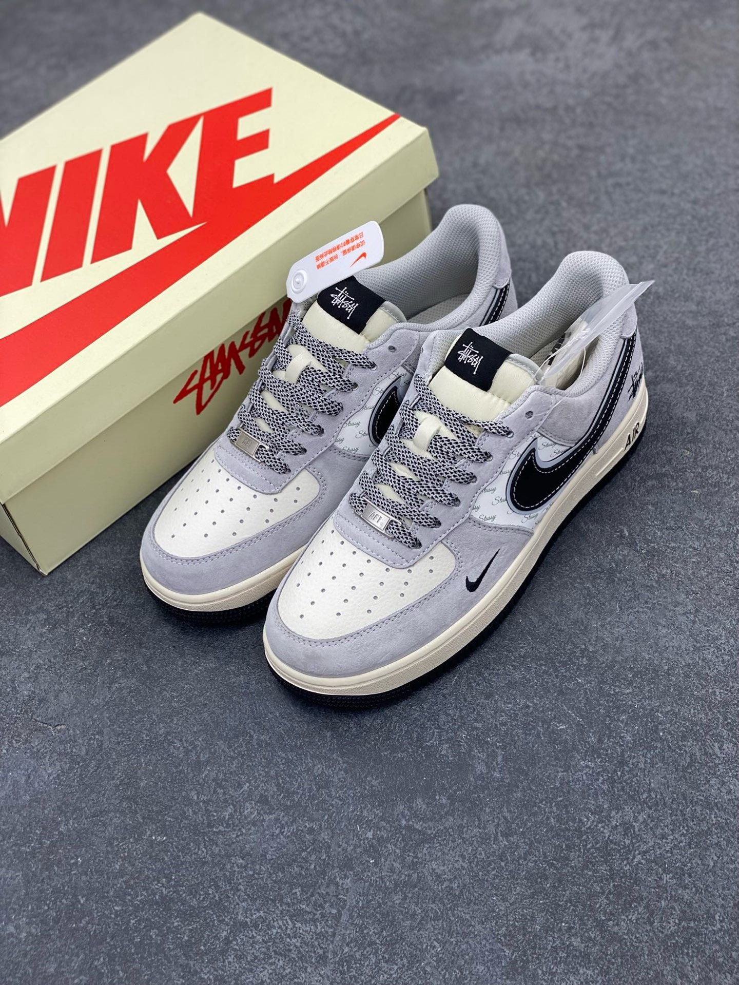 图片[8]-NIke Air Force 1 \’07 Low “斯图西联名–灰猪八黑勾”空军一号 低帮 运动鞋 休闲鞋 折边针车 工艺难度大 原楦头原纸板 原装鞋盒 定制五金配件 内置全掌气垫 原厂鞋底 货号：XZ3318-099 尺码：36 36.5 37.5 38 38.5 39 40 40.5 41 42 42.5 43 44 44.5 45-选品中心