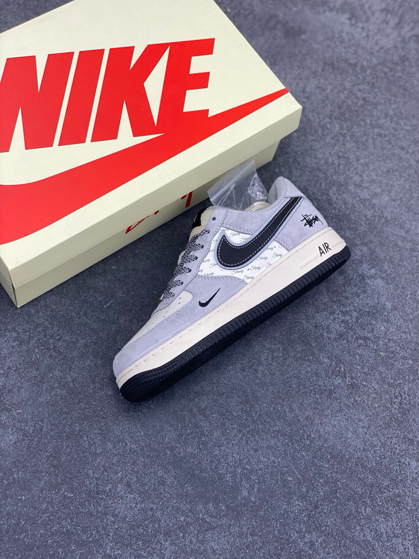 图片[7]-NIke Air Force 1 \’07 Low “斯图西联名–灰猪八黑勾”空军一号 低帮 运动鞋 休闲鞋 折边针车 工艺难度大 原楦头原纸板 原装鞋盒 定制五金配件 内置全掌气垫 原厂鞋底 货号：XZ3318-099 尺码：36 36.5 37.5 38 38.5 39 40 40.5 41 42 42.5 43 44 44.5 45-选品中心