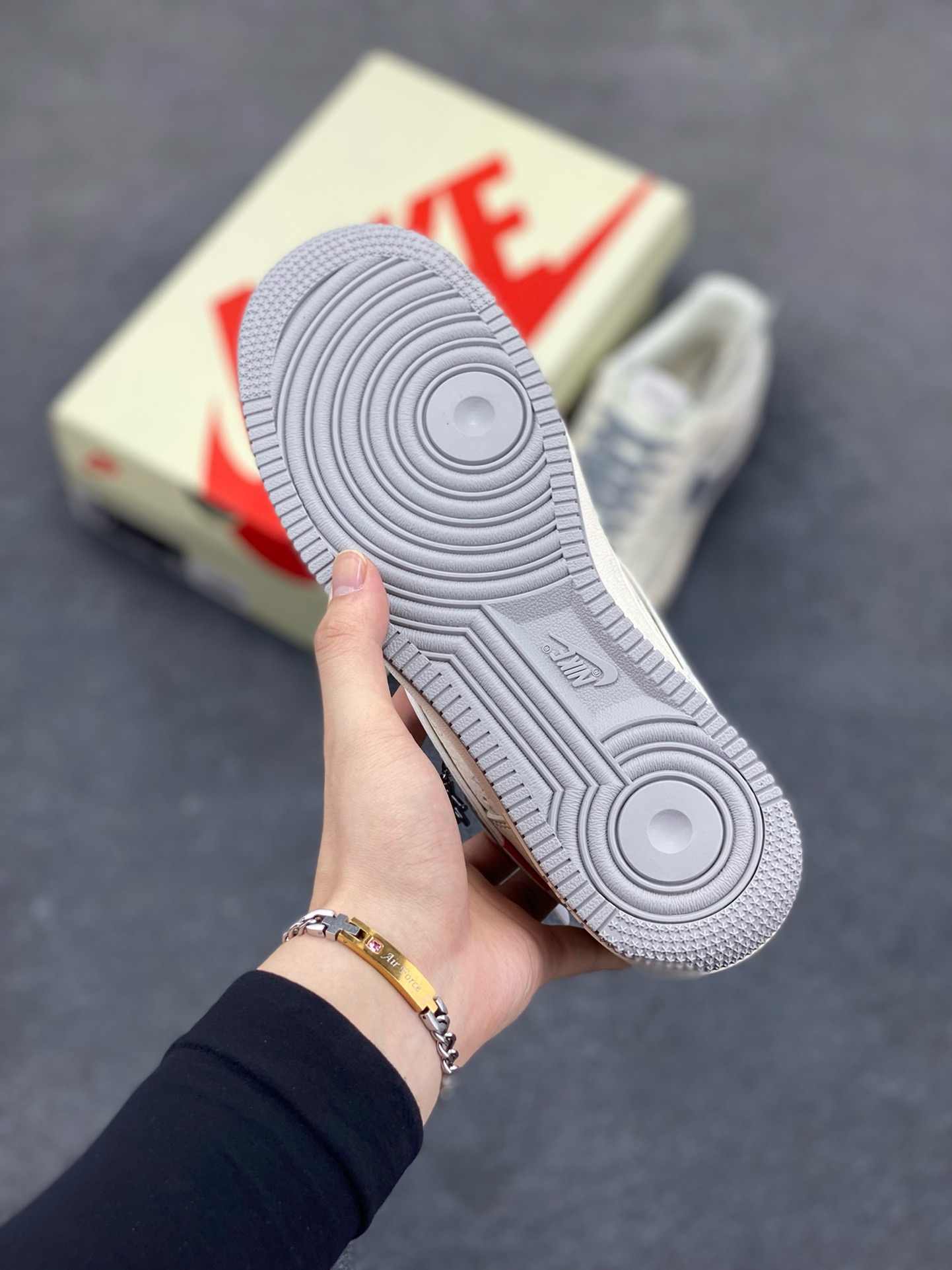 图片[5]-NIke Air Force 1 \’07 Low “斯图西联名——灰银勾”空军一号 低帮 运动鞋 休闲鞋 折边针车 工艺难度大 原楦头原纸板 原装鞋盒 定制五金配件 内置全掌气垫 原厂鞋底 货号：XX3168-209 尺码：36 36.5 37.5 38 38.5 39 40 40.5 41 42 42.5 43 44 44.5 45-选品中心