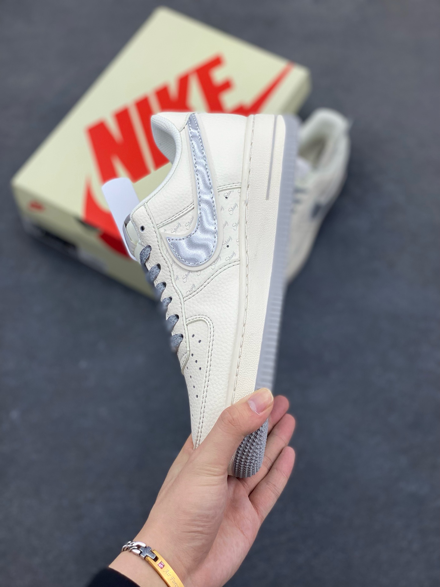 图片[3]-NIke Air Force 1 \’07 Low “斯图西联名——灰银勾”空军一号 低帮 运动鞋 休闲鞋 折边针车 工艺难度大 原楦头原纸板 原装鞋盒 定制五金配件 内置全掌气垫 原厂鞋底 货号：XX3168-209 尺码：36 36.5 37.5 38 38.5 39 40 40.5 41 42 42.5 43 44 44.5 45-选品中心