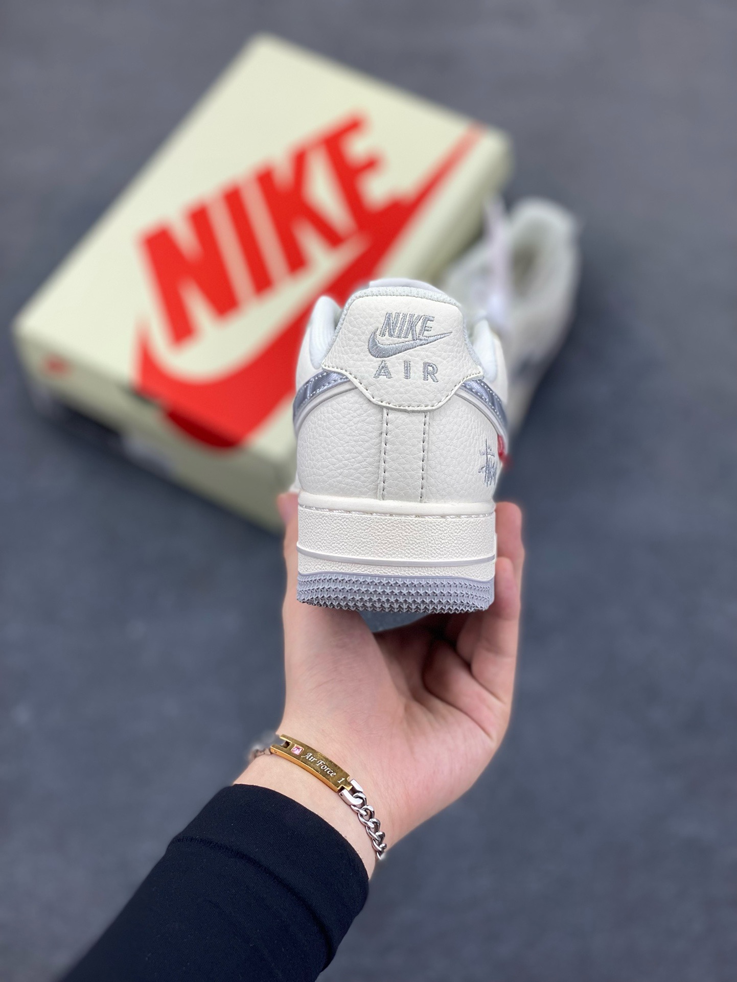 图片[4]-NIke Air Force 1 \’07 Low “斯图西联名——灰银勾”空军一号 低帮 运动鞋 休闲鞋 折边针车 工艺难度大 原楦头原纸板 原装鞋盒 定制五金配件 内置全掌气垫 原厂鞋底 货号：XX3168-209 尺码：36 36.5 37.5 38 38.5 39 40 40.5 41 42 42.5 43 44 44.5 45-选品中心