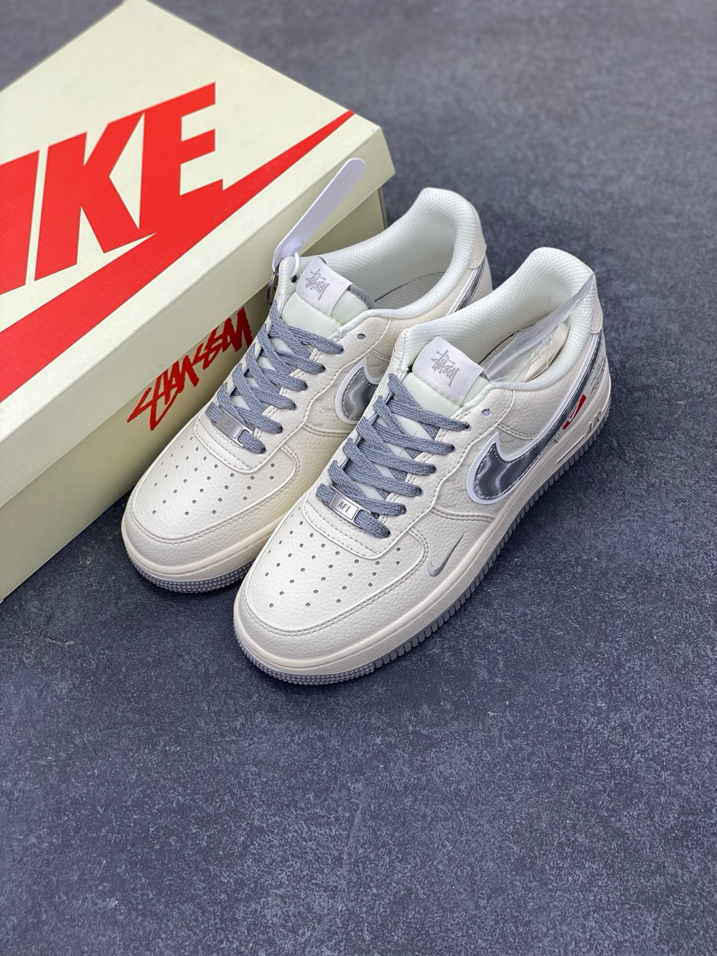 图片[8]-NIke Air Force 1 \’07 Low “斯图西联名——灰银勾”空军一号 低帮 运动鞋 休闲鞋 折边针车 工艺难度大 原楦头原纸板 原装鞋盒 定制五金配件 内置全掌气垫 原厂鞋底 货号：XX3168-209 尺码：36 36.5 37.5 38 38.5 39 40 40.5 41 42 42.5 43 44 44.5 45-选品中心