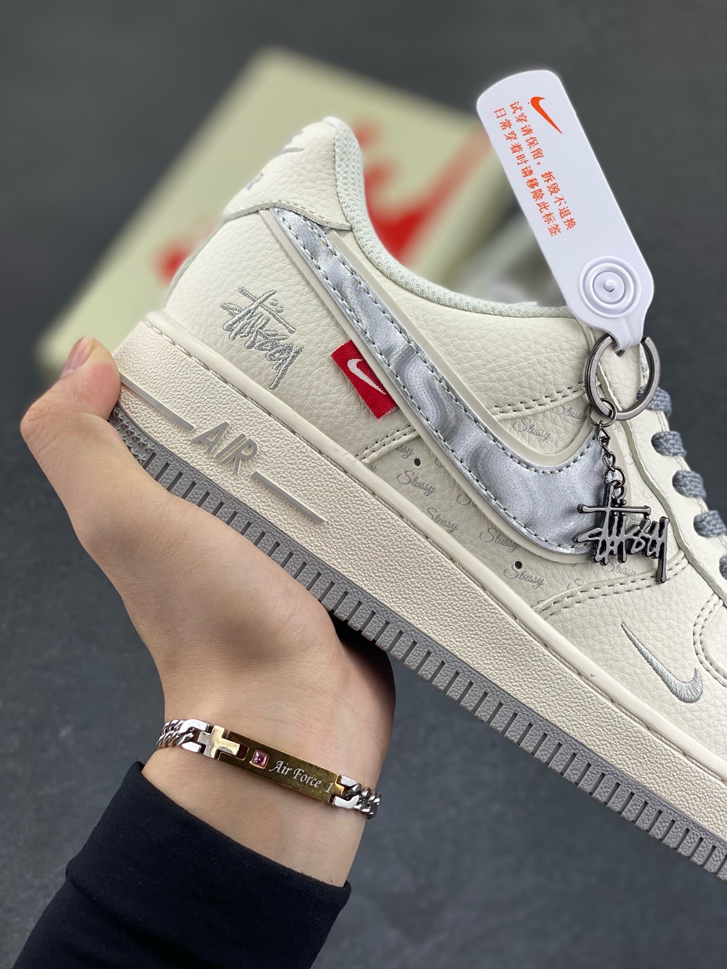 图片[6]-NIke Air Force 1 \’07 Low “斯图西联名——灰银勾”空军一号 低帮 运动鞋 休闲鞋 折边针车 工艺难度大 原楦头原纸板 原装鞋盒 定制五金配件 内置全掌气垫 原厂鞋底 货号：XX3168-209 尺码：36 36.5 37.5 38 38.5 39 40 40.5 41 42 42.5 43 44 44.5 45-选品中心