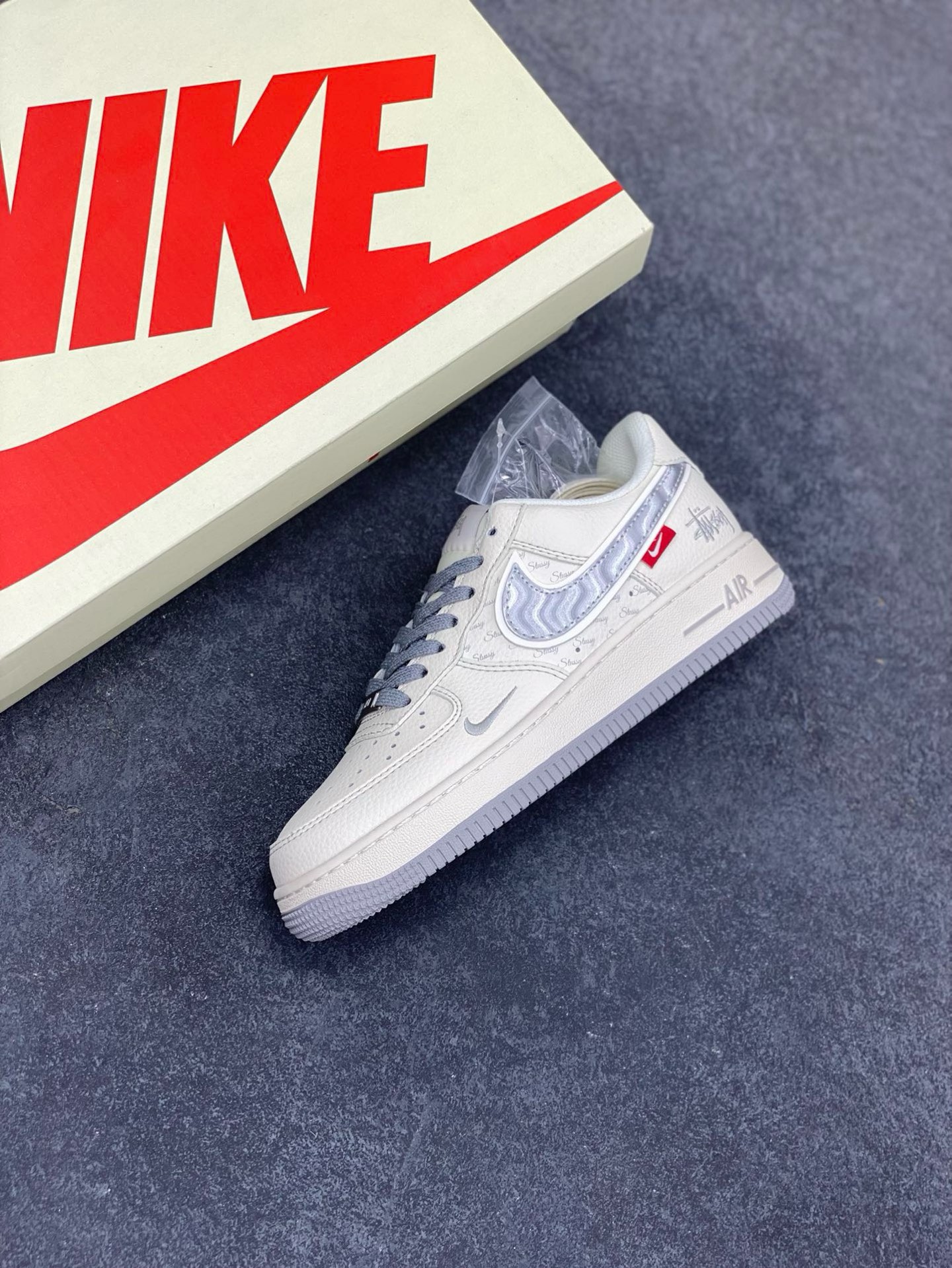 图片[7]-NIke Air Force 1 \’07 Low “斯图西联名——灰银勾”空军一号 低帮 运动鞋 休闲鞋 折边针车 工艺难度大 原楦头原纸板 原装鞋盒 定制五金配件 内置全掌气垫 原厂鞋底 货号：XX3168-209 尺码：36 36.5 37.5 38 38.5 39 40 40.5 41 42 42.5 43 44 44.5 45-选品中心