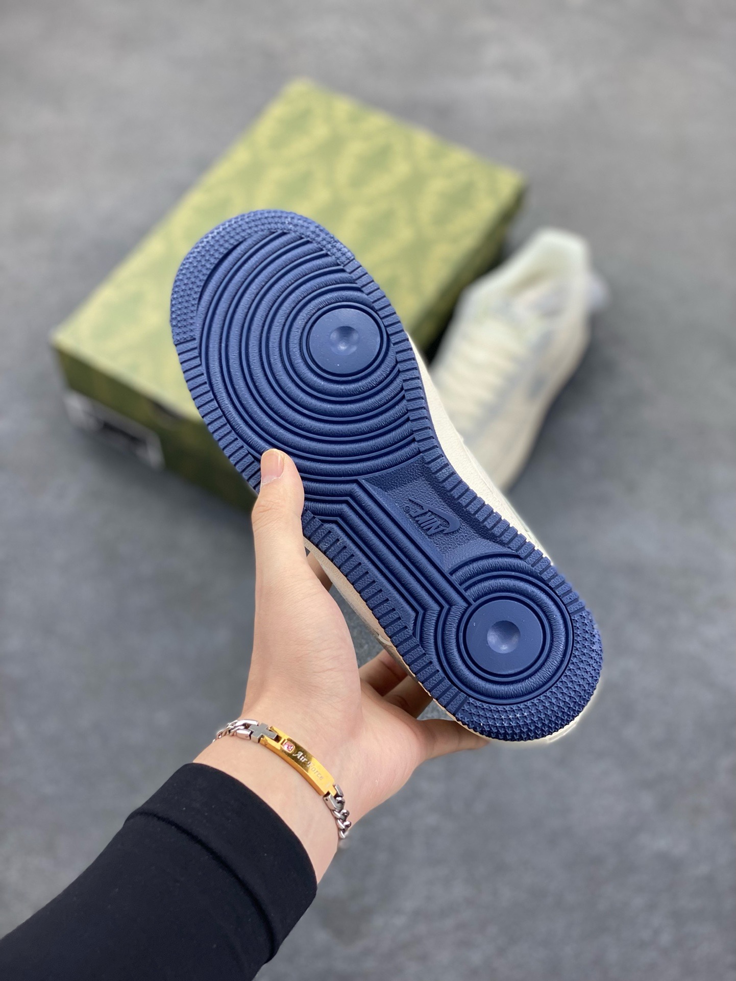 图片[5]-NIke Air Force 1 \’07 Low “古驰联名——亮银勾”空军一号 低帮 运动鞋 休闲鞋 折边针车 工艺难度大 原楦头原纸板 原装鞋盒 定制五金配件 内置全掌气垫 原厂鞋底 货号：XS1958-546 尺码：36 36.5 37.5 38 38.5 39 40 40.5 41 42 42.5 43 44 44.5 45-选品中心