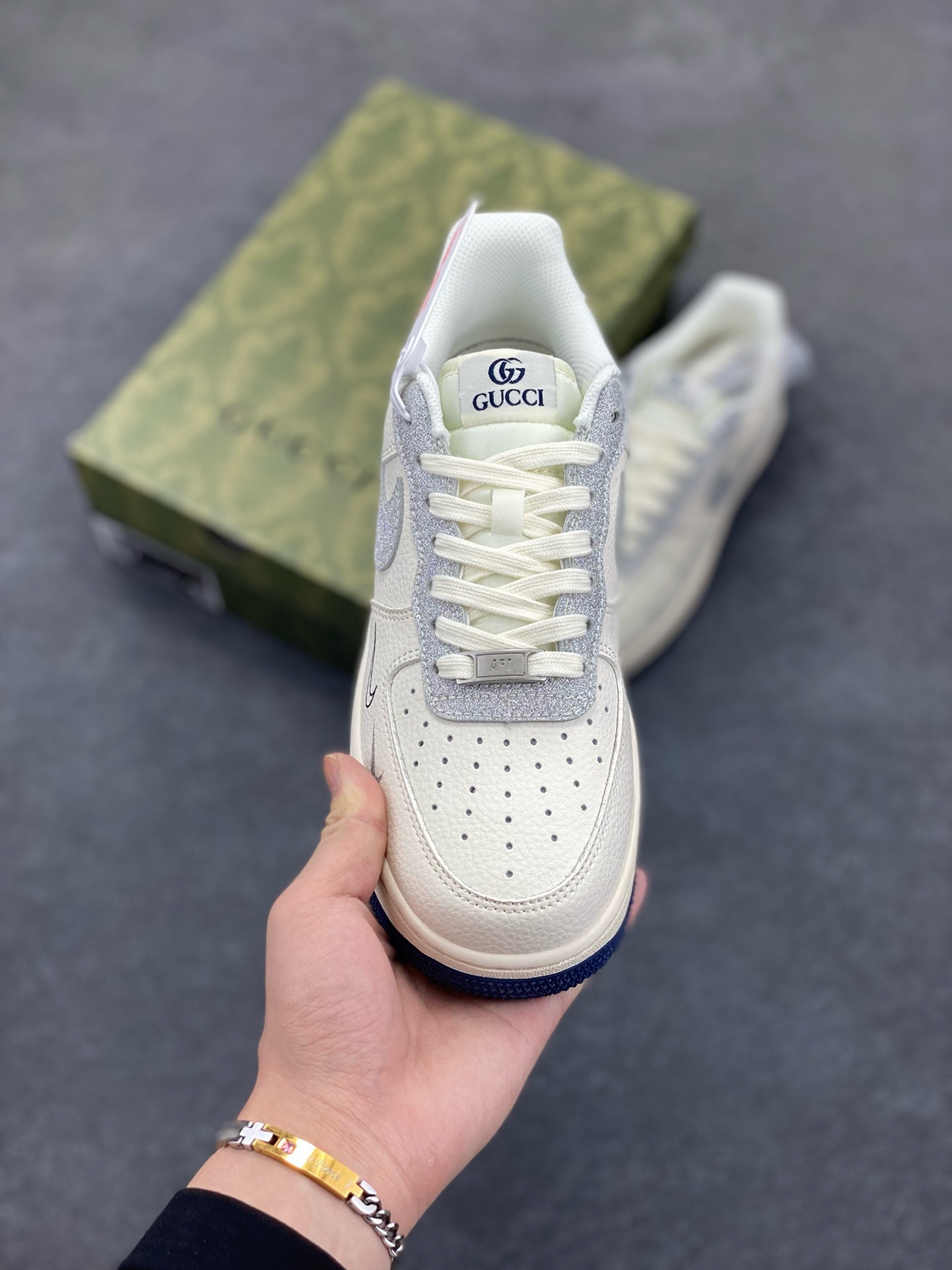 图片[2]-NIke Air Force 1 \’07 Low “古驰联名——亮银勾”空军一号 低帮 运动鞋 休闲鞋 折边针车 工艺难度大 原楦头原纸板 原装鞋盒 定制五金配件 内置全掌气垫 原厂鞋底 货号：XS1958-546 尺码：36 36.5 37.5 38 38.5 39 40 40.5 41 42 42.5 43 44 44.5 45-选品中心