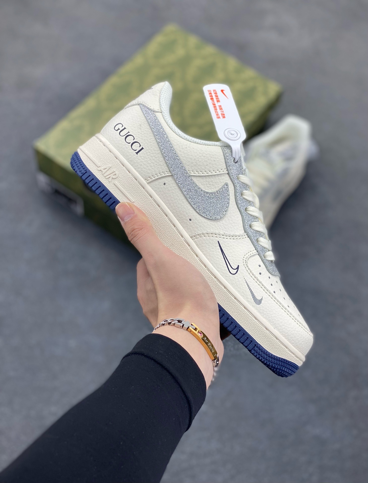 NIke Air Force 1 \’07 Low “古驰联名——亮银勾”空军一号 低帮 运动鞋 休闲鞋 折边针车 工艺难度大 原楦头原纸板 原装鞋盒 定制五金配件 内置全掌气垫 原厂鞋底 货号：XS1958-546 尺码：36 36.5 37.5 38 38.5 39 40 40.5 41 42 42.5 43 44 44.5 45-选品中心