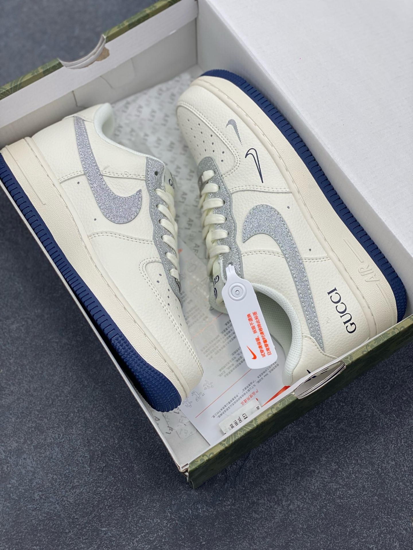 图片[9]-NIke Air Force 1 \’07 Low “古驰联名——亮银勾”空军一号 低帮 运动鞋 休闲鞋 折边针车 工艺难度大 原楦头原纸板 原装鞋盒 定制五金配件 内置全掌气垫 原厂鞋底 货号：XS1958-546 尺码：36 36.5 37.5 38 38.5 39 40 40.5 41 42 42.5 43 44 44.5 45-选品中心