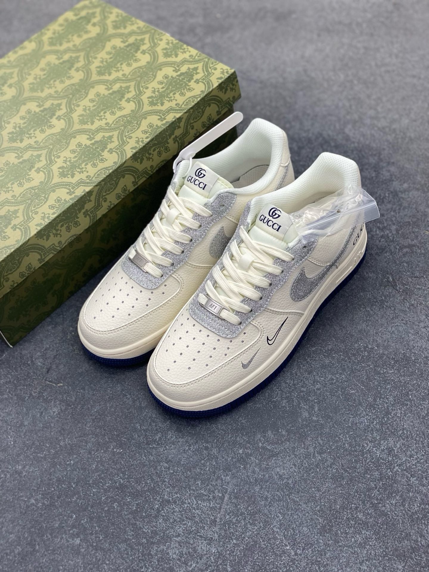 图片[8]-NIke Air Force 1 \’07 Low “古驰联名——亮银勾”空军一号 低帮 运动鞋 休闲鞋 折边针车 工艺难度大 原楦头原纸板 原装鞋盒 定制五金配件 内置全掌气垫 原厂鞋底 货号：XS1958-546 尺码：36 36.5 37.5 38 38.5 39 40 40.5 41 42 42.5 43 44 44.5 45-选品中心