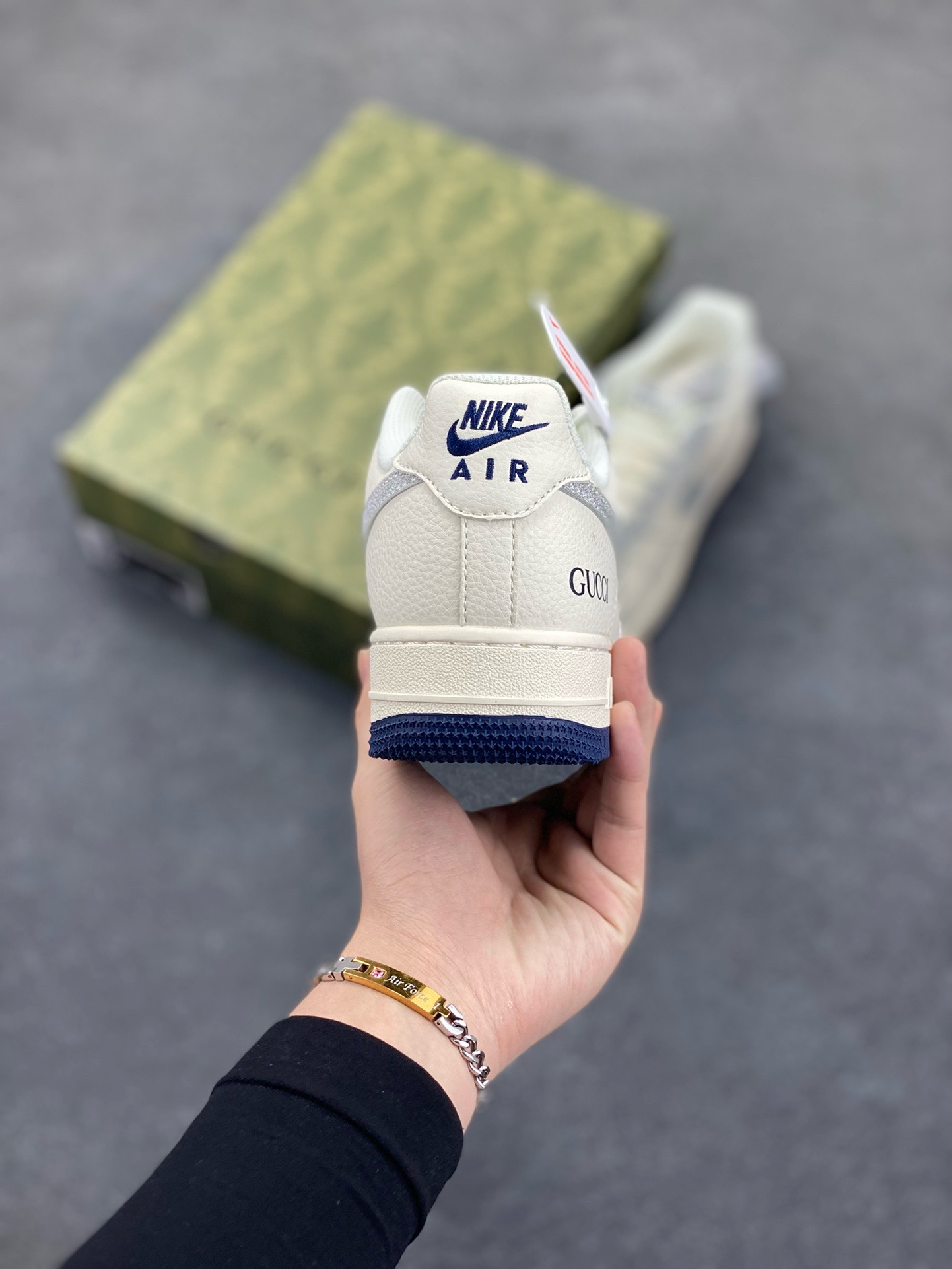 图片[4]-NIke Air Force 1 \’07 Low “古驰联名——亮银勾”空军一号 低帮 运动鞋 休闲鞋 折边针车 工艺难度大 原楦头原纸板 原装鞋盒 定制五金配件 内置全掌气垫 原厂鞋底 货号：XS1958-546 尺码：36 36.5 37.5 38 38.5 39 40 40.5 41 42 42.5 43 44 44.5 45-选品中心