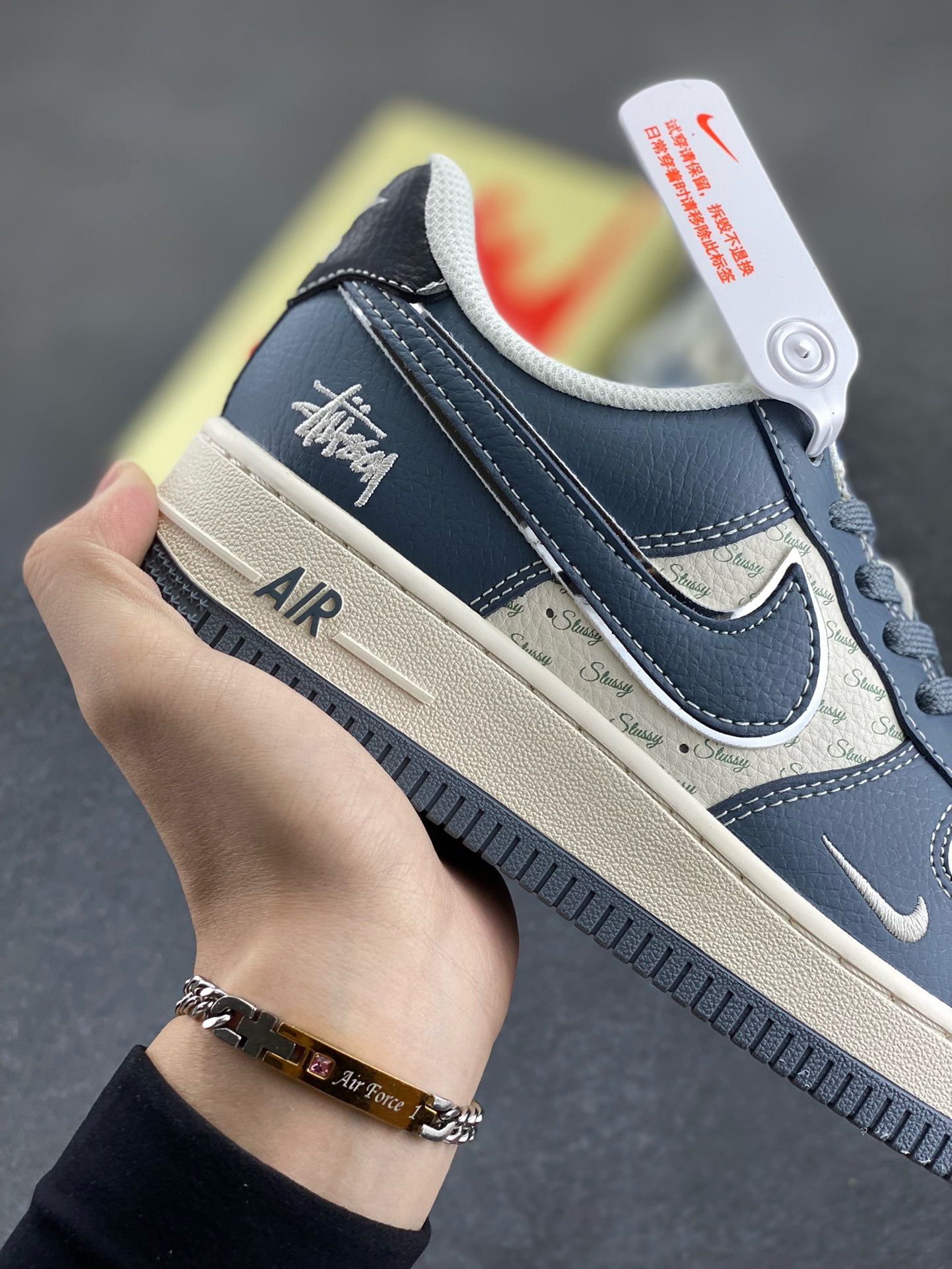 图片[6]-NIke Air Force 1 \’07 Low “斯图西联名——灰黑尾”空军一号 低帮 运动鞋 休闲鞋 折边针车 工艺难度大 原楦头原纸板 原装鞋盒 定制五金配件 内置全掌气垫 原厂鞋底 货号：XS1958-553 尺码：36 36.5 37.5 38 38.5 39 40 40.5 41 42 42.5 43 44 44.5 45-选品中心