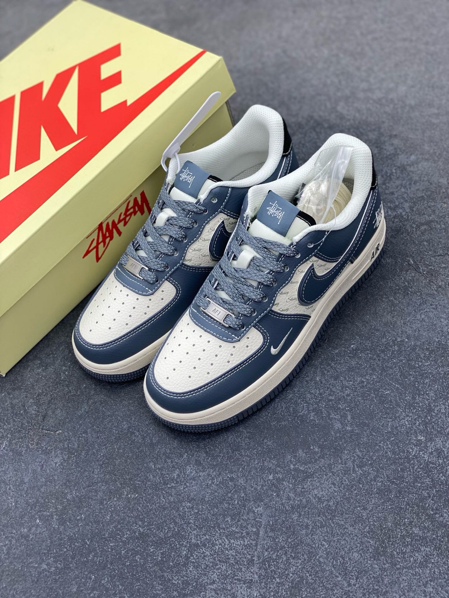 图片[8]-NIke Air Force 1 \’07 Low “斯图西联名——灰黑尾”空军一号 低帮 运动鞋 休闲鞋 折边针车 工艺难度大 原楦头原纸板 原装鞋盒 定制五金配件 内置全掌气垫 原厂鞋底 货号：XS1958-553 尺码：36 36.5 37.5 38 38.5 39 40 40.5 41 42 42.5 43 44 44.5 45-选品中心