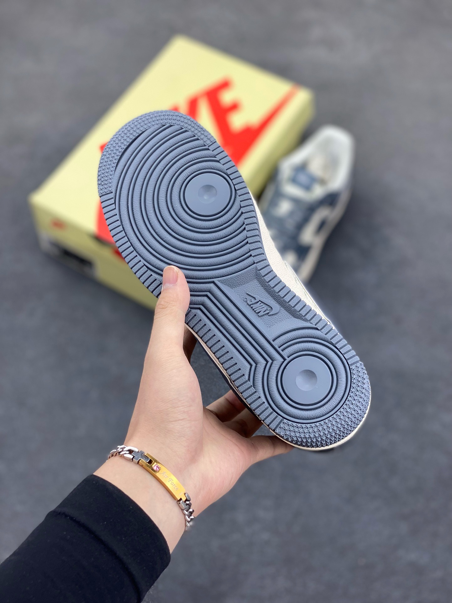 图片[5]-NIke Air Force 1 \’07 Low “斯图西联名——灰黑尾”空军一号 低帮 运动鞋 休闲鞋 折边针车 工艺难度大 原楦头原纸板 原装鞋盒 定制五金配件 内置全掌气垫 原厂鞋底 货号：XS1958-553 尺码：36 36.5 37.5 38 38.5 39 40 40.5 41 42 42.5 43 44 44.5 45-选品中心