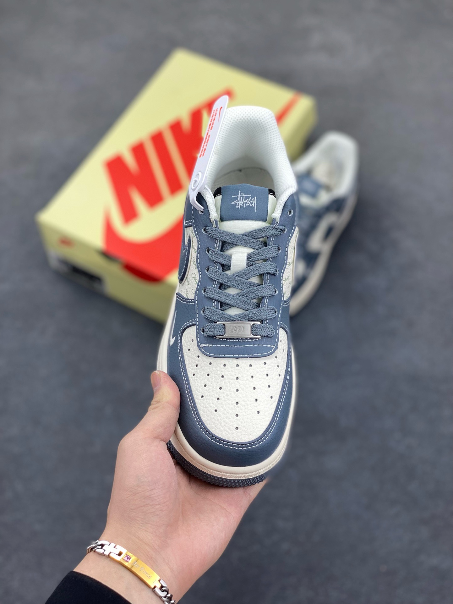 图片[2]-NIke Air Force 1 \’07 Low “斯图西联名——灰黑尾”空军一号 低帮 运动鞋 休闲鞋 折边针车 工艺难度大 原楦头原纸板 原装鞋盒 定制五金配件 内置全掌气垫 原厂鞋底 货号：XS1958-553 尺码：36 36.5 37.5 38 38.5 39 40 40.5 41 42 42.5 43 44 44.5 45-选品中心