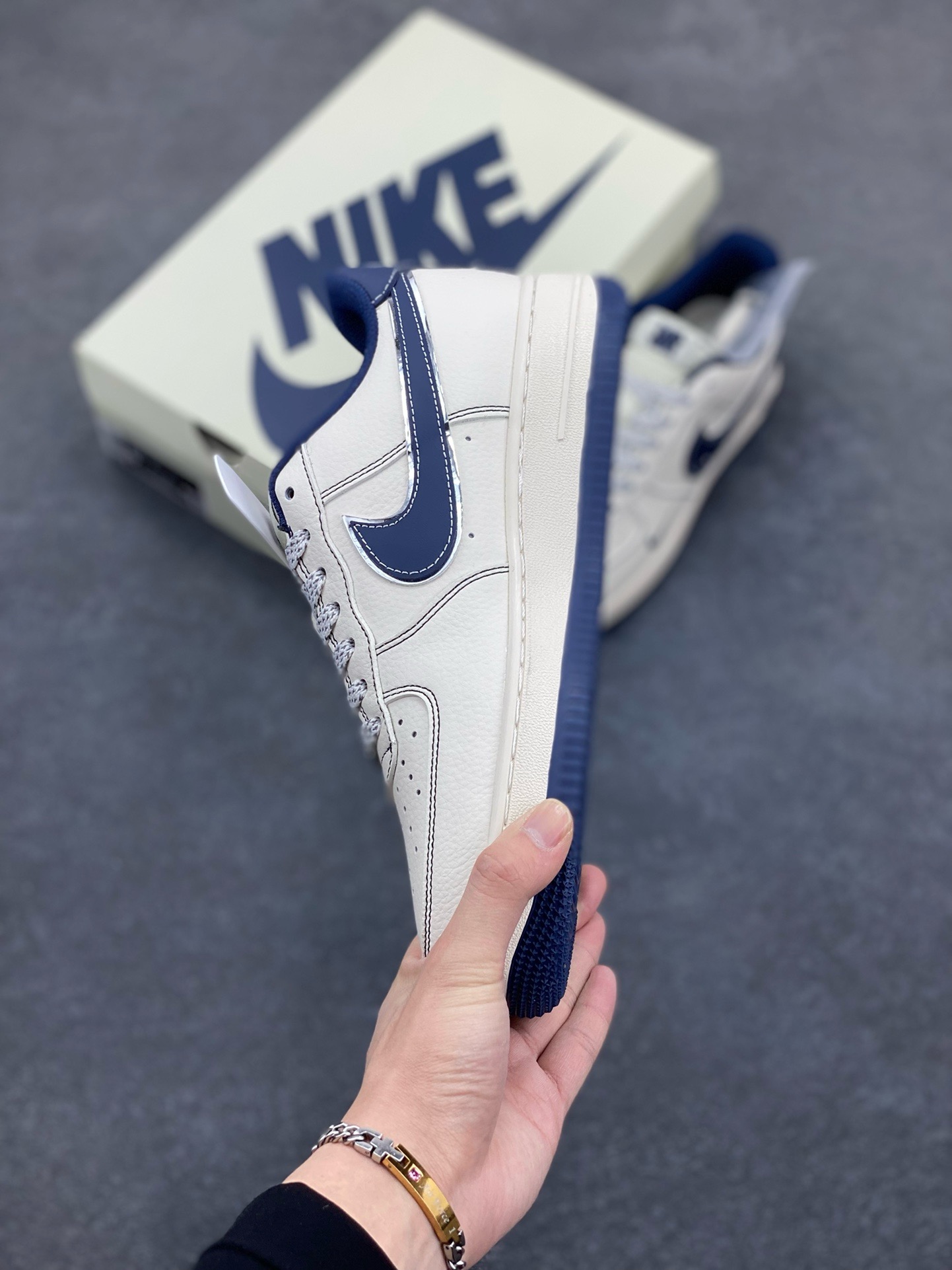 图片[3]-NIke Air Force 1 \’07 Low “UN联名——深蓝泼墨勾”空军一号 低帮 运动鞋 休闲鞋 折边针车 工艺难度大 原楦头原纸板 原装鞋盒 定制五金配件 内置全掌气垫 原厂鞋底 货号：XS1958-522 尺码：36 36.5 37.5 38 38.5 39 40 40.5 41 42 42.5 43 44 44.5 45-选品中心
