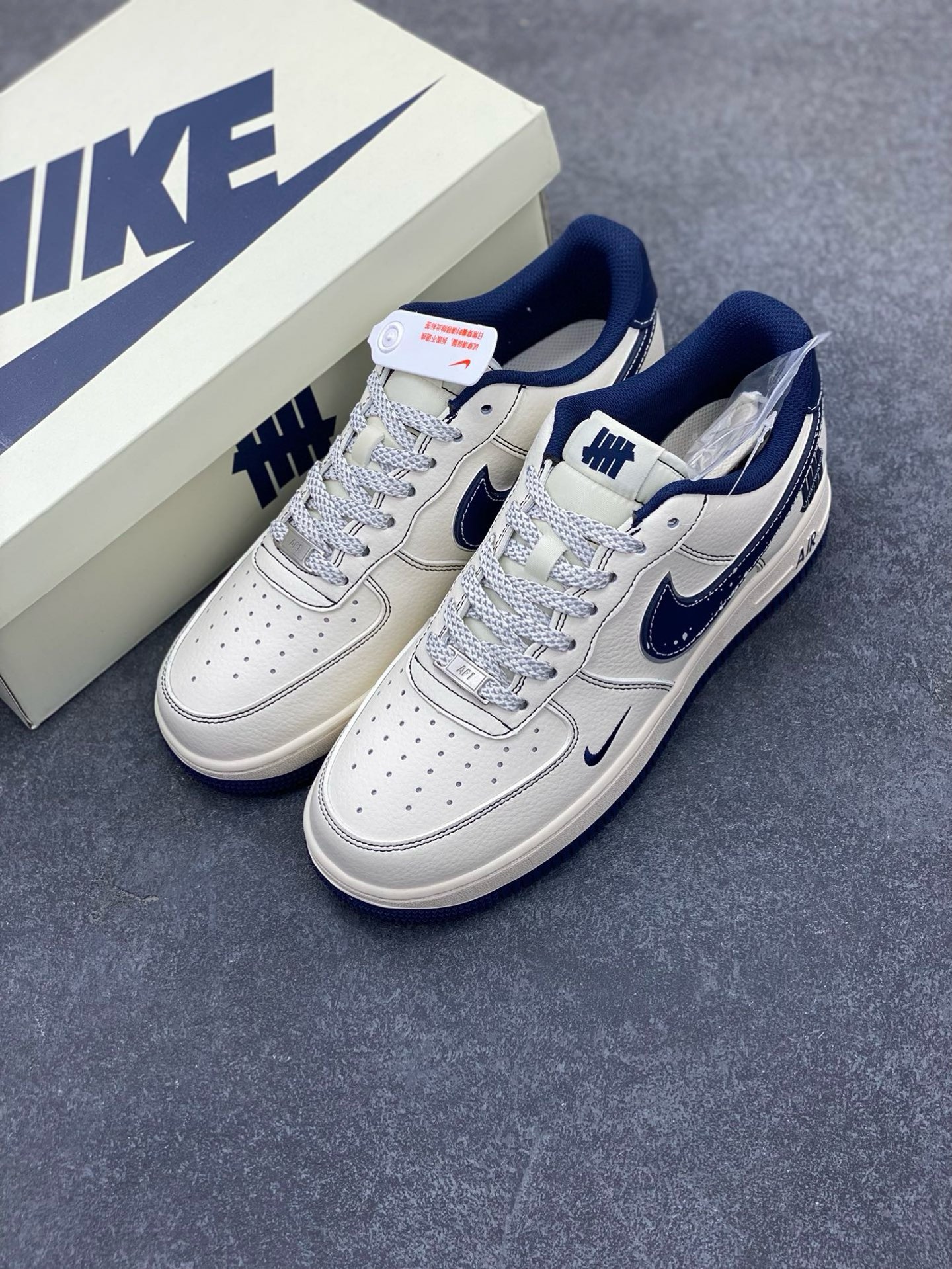 图片[8]-NIke Air Force 1 \’07 Low “UN联名——深蓝泼墨勾”空军一号 低帮 运动鞋 休闲鞋 折边针车 工艺难度大 原楦头原纸板 原装鞋盒 定制五金配件 内置全掌气垫 原厂鞋底 货号：XS1958-522 尺码：36 36.5 37.5 38 38.5 39 40 40.5 41 42 42.5 43 44 44.5 45-选品中心