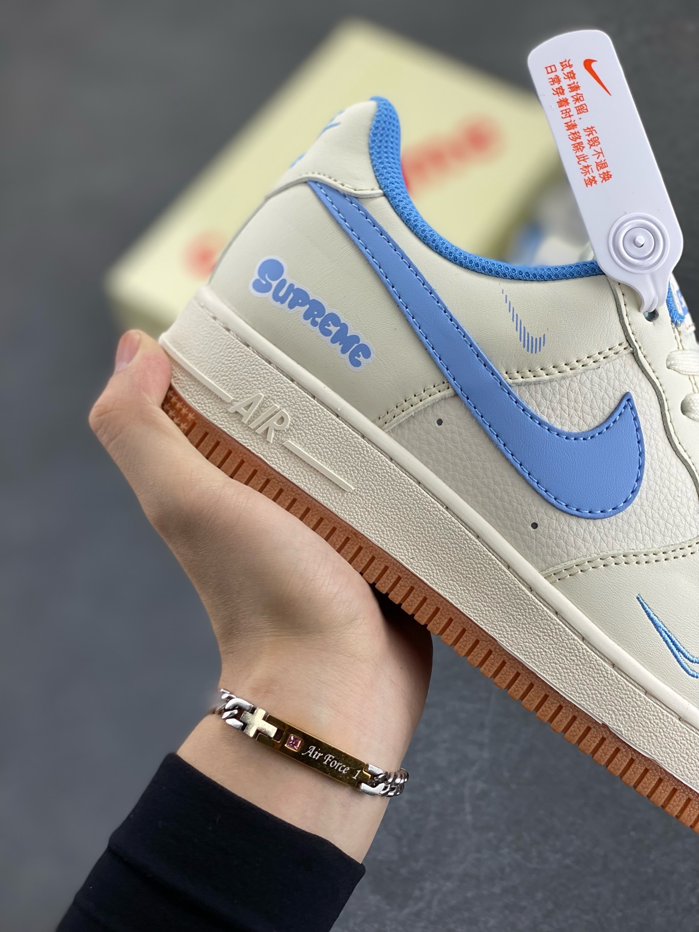图片[6]-NIke Air Force 1 \’07 Low “Supeme联名——蓝勾生胶”空军一号 低帮 运动鞋 休闲鞋 折边针车 工艺难度大 原楦头原纸板 原装鞋盒 定制五金配件 内置全掌气垫 原厂鞋底 货号：XS1958-547 尺码：36 36.5 37.5 38 38.5 39 40 40.5 41 42 42.5 43 44 44.5 45-选品中心