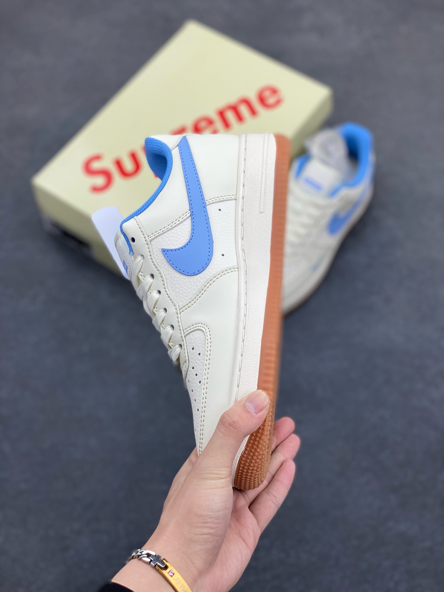 图片[3]-NIke Air Force 1 \’07 Low “Supeme联名——蓝勾生胶”空军一号 低帮 运动鞋 休闲鞋 折边针车 工艺难度大 原楦头原纸板 原装鞋盒 定制五金配件 内置全掌气垫 原厂鞋底 货号：XS1958-547 尺码：36 36.5 37.5 38 38.5 39 40 40.5 41 42 42.5 43 44 44.5 45-选品中心