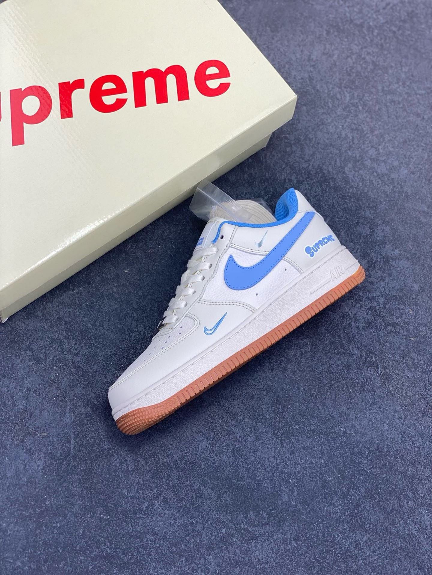 图片[7]-NIke Air Force 1 \’07 Low “Supeme联名——蓝勾生胶”空军一号 低帮 运动鞋 休闲鞋 折边针车 工艺难度大 原楦头原纸板 原装鞋盒 定制五金配件 内置全掌气垫 原厂鞋底 货号：XS1958-547 尺码：36 36.5 37.5 38 38.5 39 40 40.5 41 42 42.5 43 44 44.5 45-选品中心