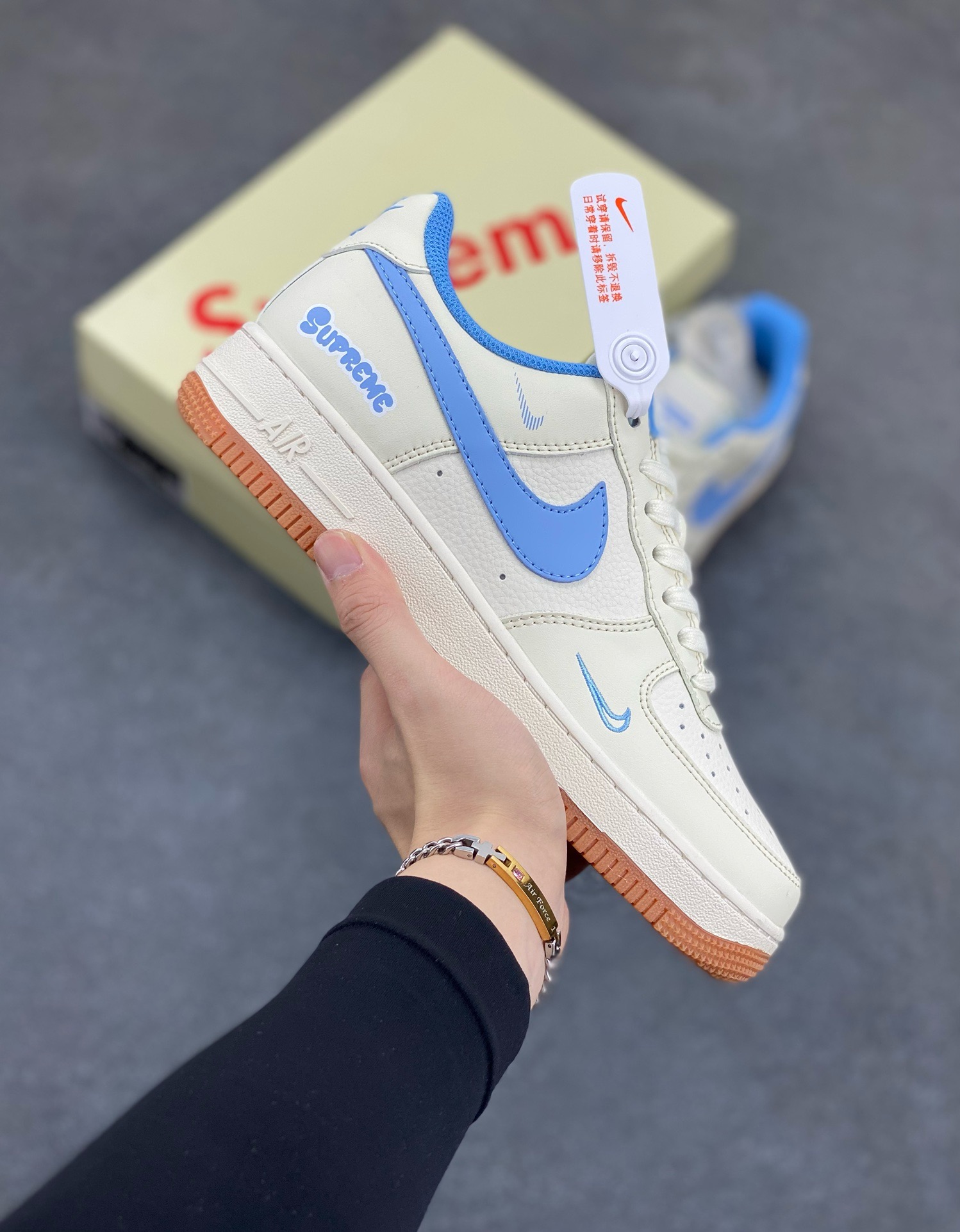 NIke Air Force 1 \’07 Low “Supeme联名——蓝勾生胶”空军一号 低帮 运动鞋 休闲鞋 折边针车 工艺难度大 原楦头原纸板 原装鞋盒 定制五金配件 内置全掌气垫 原厂鞋底 货号：XS1958-547 尺码：36 36.5 37.5 38 38.5 39 40 40.5 41 42 42.5 43 44 44.5 45-选品中心