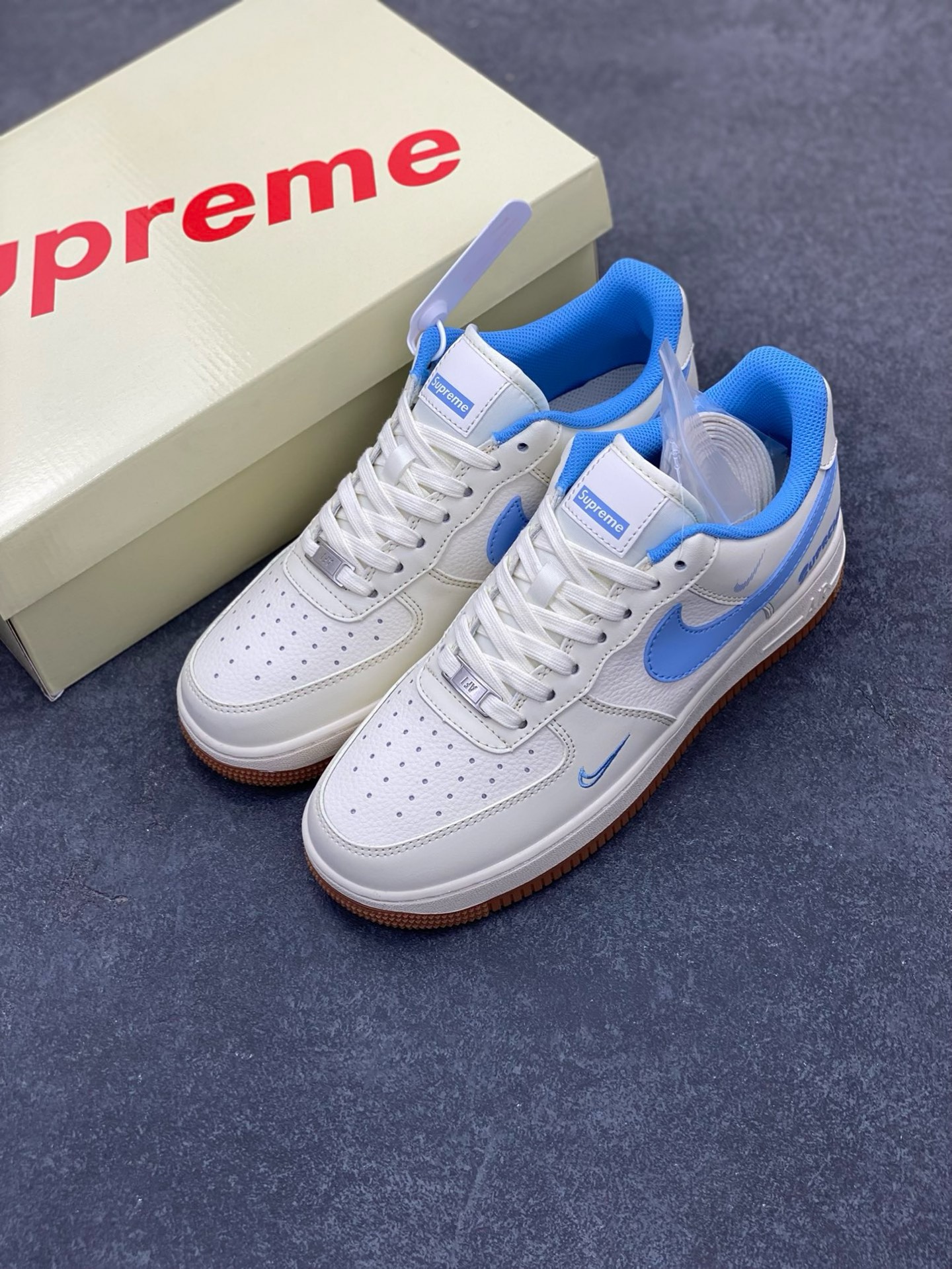 图片[8]-NIke Air Force 1 \’07 Low “Supeme联名——蓝勾生胶”空军一号 低帮 运动鞋 休闲鞋 折边针车 工艺难度大 原楦头原纸板 原装鞋盒 定制五金配件 内置全掌气垫 原厂鞋底 货号：XS1958-547 尺码：36 36.5 37.5 38 38.5 39 40 40.5 41 42 42.5 43 44 44.5 45-选品中心