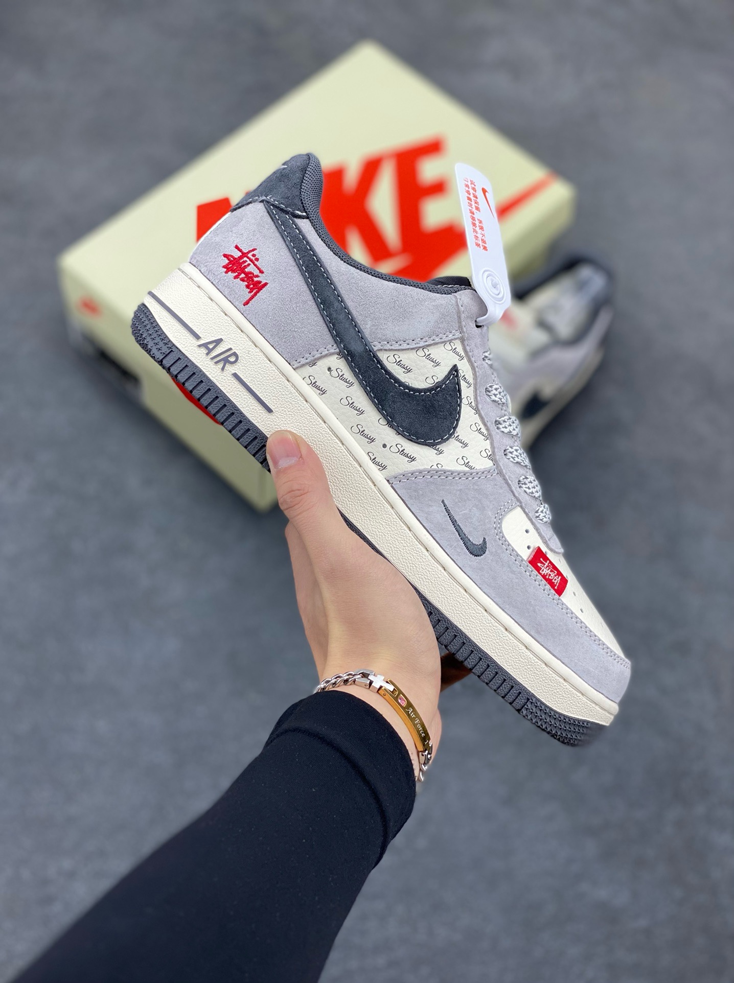 NIke Air Force 1 \'07 Low “斯图西联名——猪八小红标”空军一号 低帮 运动鞋 休闲鞋 折边针车 工艺难度大 原楦头原纸板 原装鞋盒 定制五金配件 内置全掌气垫 原厂鞋底 货号：XS1958-501 尺码：36 36.5 37.5 38 38.5 39 40 40.5 41 42 42.5 43 44 44.5 45-选品中心