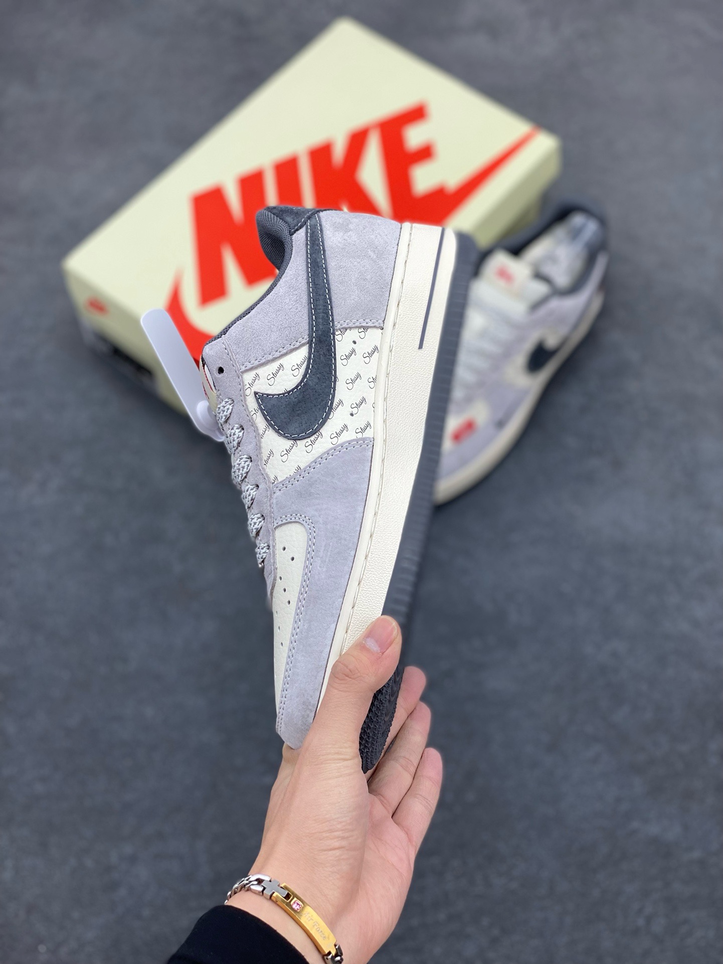 图片[3]-NIke Air Force 1 \’07 Low “斯图西联名——猪八小红标”空军一号 低帮 运动鞋 休闲鞋 折边针车 工艺难度大 原楦头原纸板 原装鞋盒 定制五金配件 内置全掌气垫 原厂鞋底 货号：XS1958-501 尺码：36 36.5 37.5 38 38.5 39 40 40.5 41 42 42.5 43 44 44.5 45-选品中心