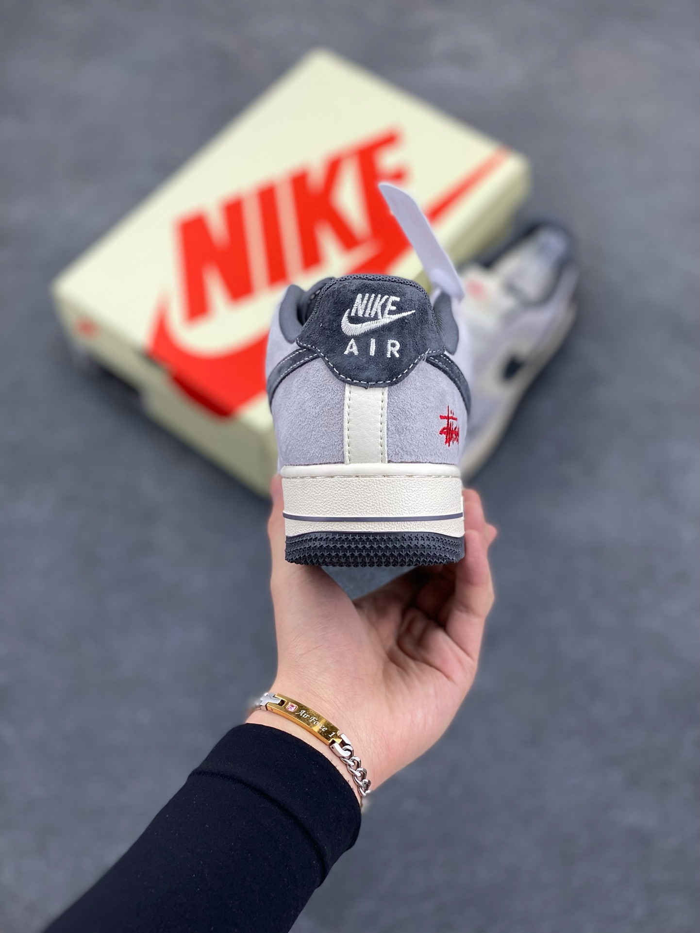 图片[4]-NIke Air Force 1 \’07 Low “斯图西联名——猪八小红标”空军一号 低帮 运动鞋 休闲鞋 折边针车 工艺难度大 原楦头原纸板 原装鞋盒 定制五金配件 内置全掌气垫 原厂鞋底 货号：XS1958-501 尺码：36 36.5 37.5 38 38.5 39 40 40.5 41 42 42.5 43 44 44.5 45-选品中心