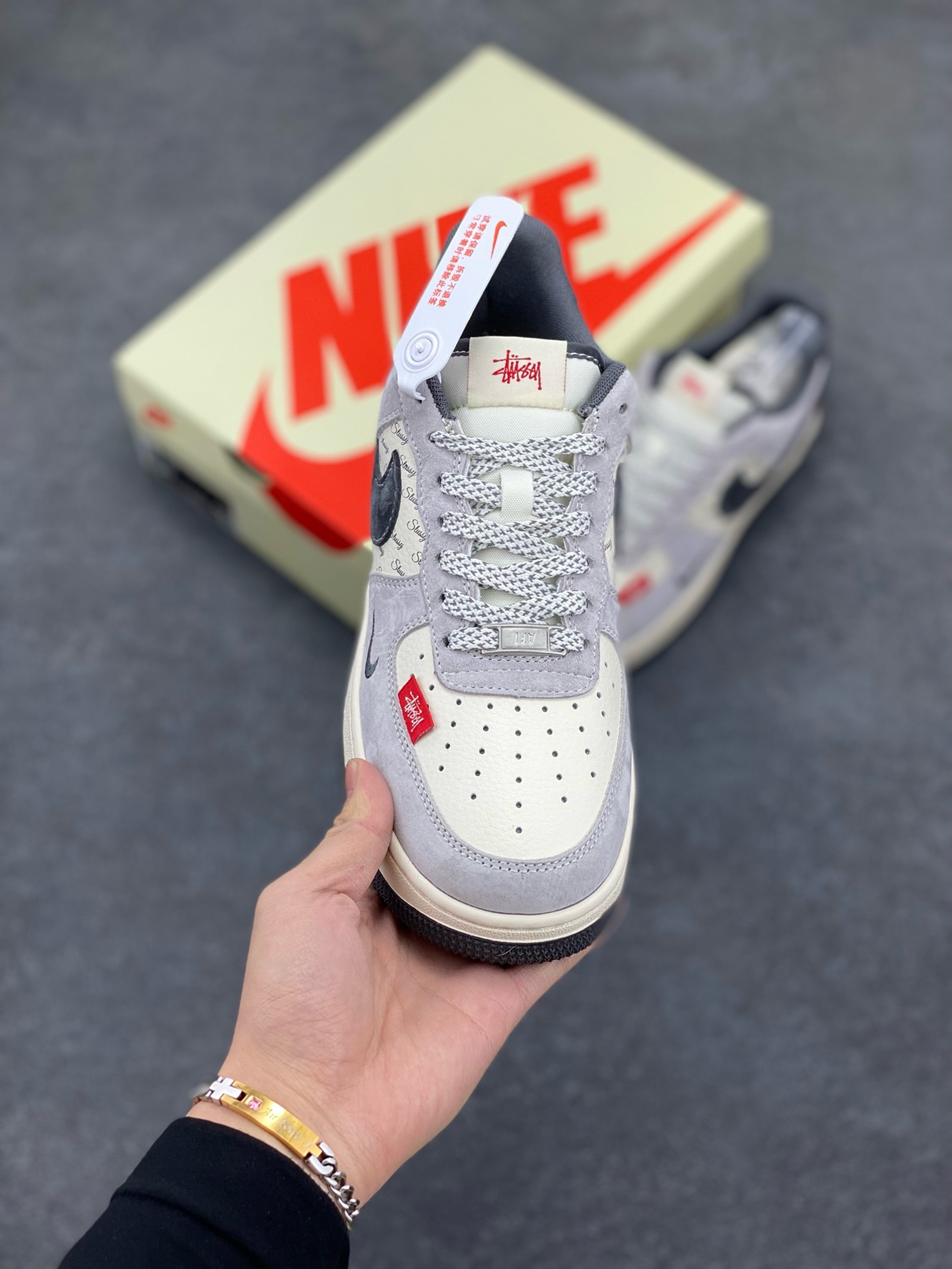 图片[2]-NIke Air Force 1 \’07 Low “斯图西联名——猪八小红标”空军一号 低帮 运动鞋 休闲鞋 折边针车 工艺难度大 原楦头原纸板 原装鞋盒 定制五金配件 内置全掌气垫 原厂鞋底 货号：XS1958-501 尺码：36 36.5 37.5 38 38.5 39 40 40.5 41 42 42.5 43 44 44.5 45-选品中心