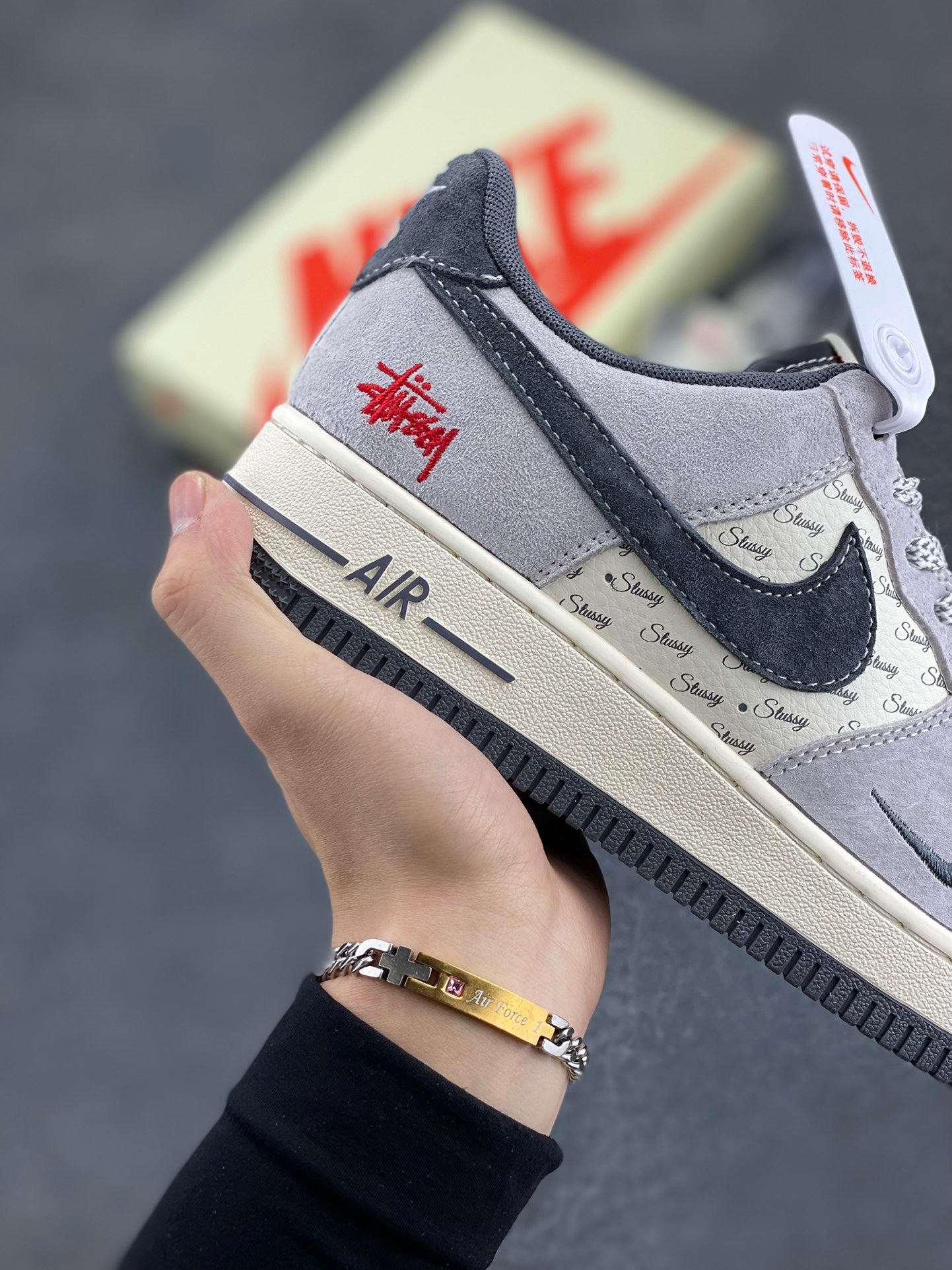 图片[6]-NIke Air Force 1 \’07 Low “斯图西联名——猪八小红标”空军一号 低帮 运动鞋 休闲鞋 折边针车 工艺难度大 原楦头原纸板 原装鞋盒 定制五金配件 内置全掌气垫 原厂鞋底 货号：XS1958-501 尺码：36 36.5 37.5 38 38.5 39 40 40.5 41 42 42.5 43 44 44.5 45-选品中心