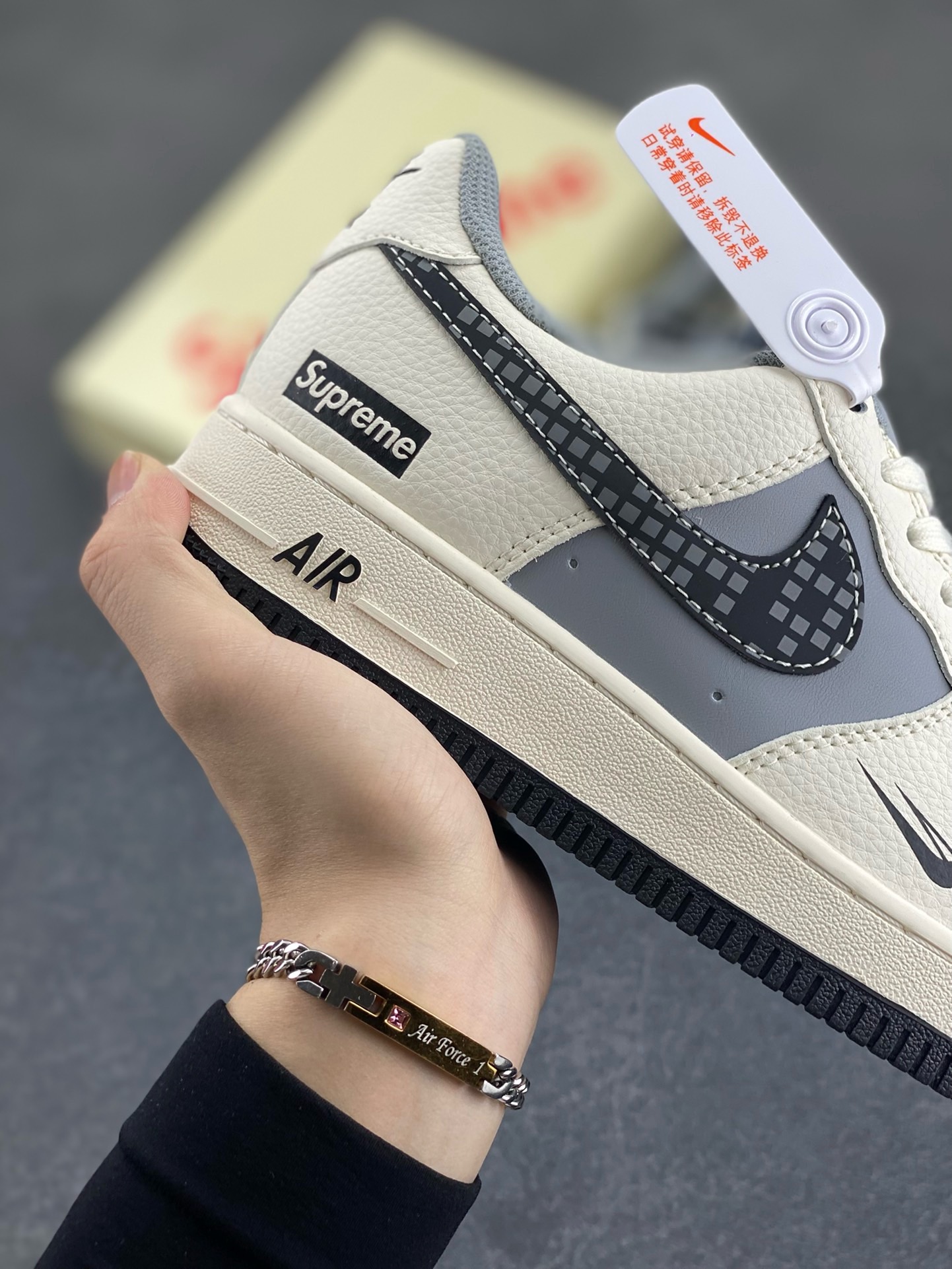 图片[6]-NIke Air Force 1 \’07 Low “Supreme联名——米灰积木”空军一号 低帮 运动鞋 休闲鞋 折边针车 工艺难度大 原楦头原纸板 原装鞋盒 定制五金配件 内置全掌气垫 原厂鞋底 货号：XS1958-568 尺码：36 36.5 37.5 38 38.5 39 40 40.5 41 42 42.5 43 44 44.5 45-选品中心