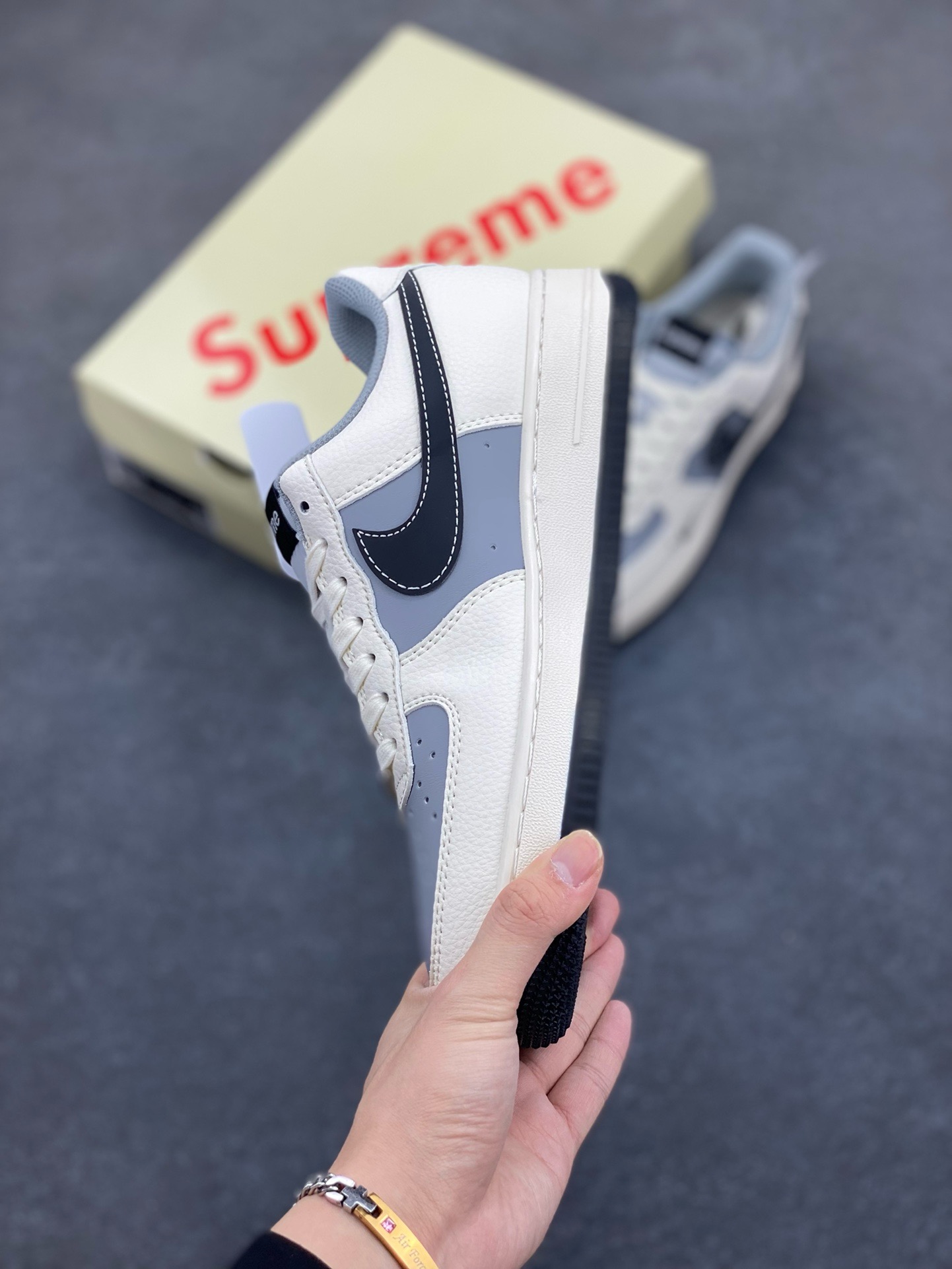 图片[3]-NIke Air Force 1 \’07 Low “Supreme联名——米灰积木”空军一号 低帮 运动鞋 休闲鞋 折边针车 工艺难度大 原楦头原纸板 原装鞋盒 定制五金配件 内置全掌气垫 原厂鞋底 货号：XS1958-568 尺码：36 36.5 37.5 38 38.5 39 40 40.5 41 42 42.5 43 44 44.5 45-选品中心